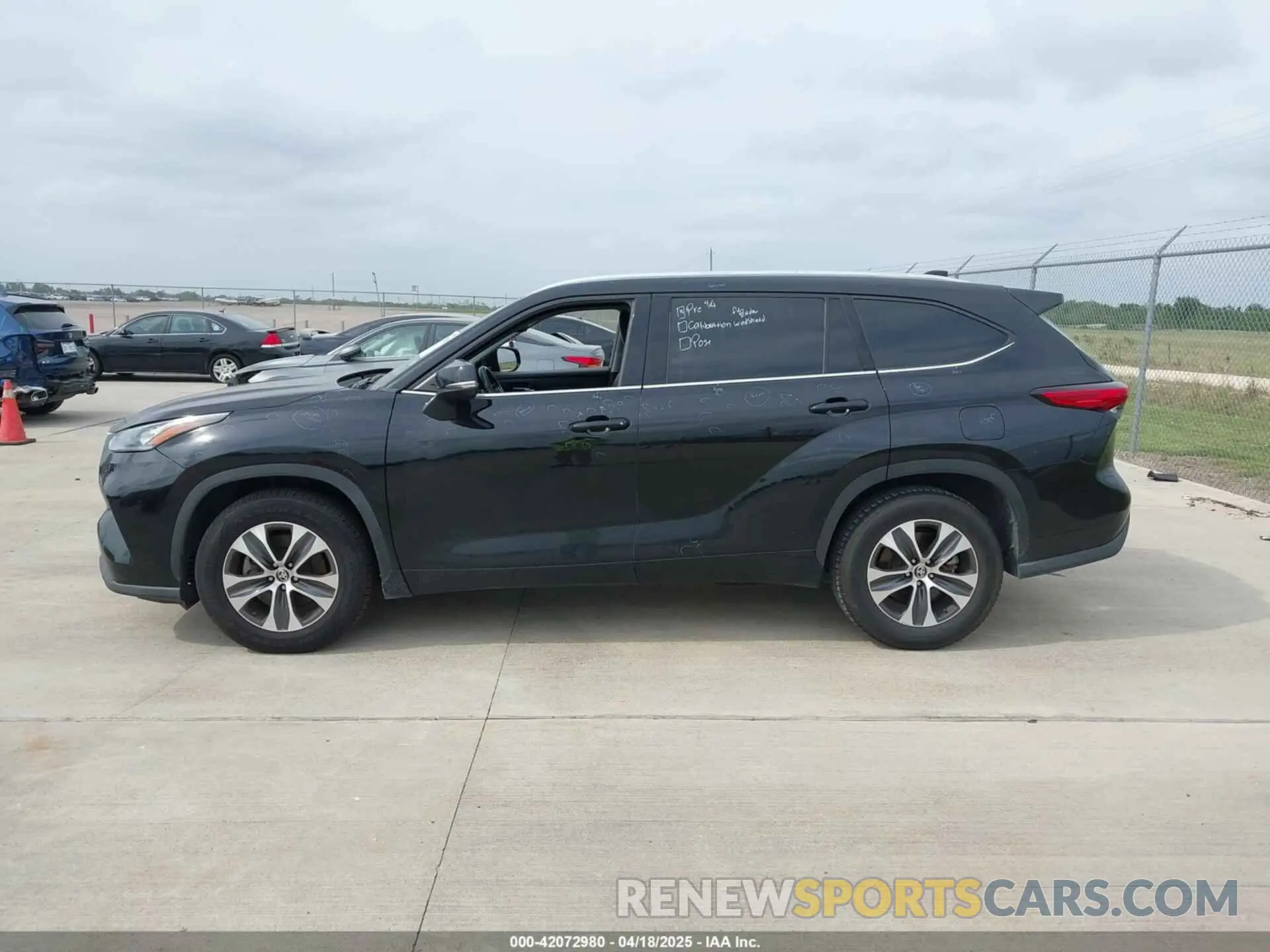 14 Photograph of a damaged car 5TDGZRAH3LS504430 TOYOTA HIGHLANDER 2020