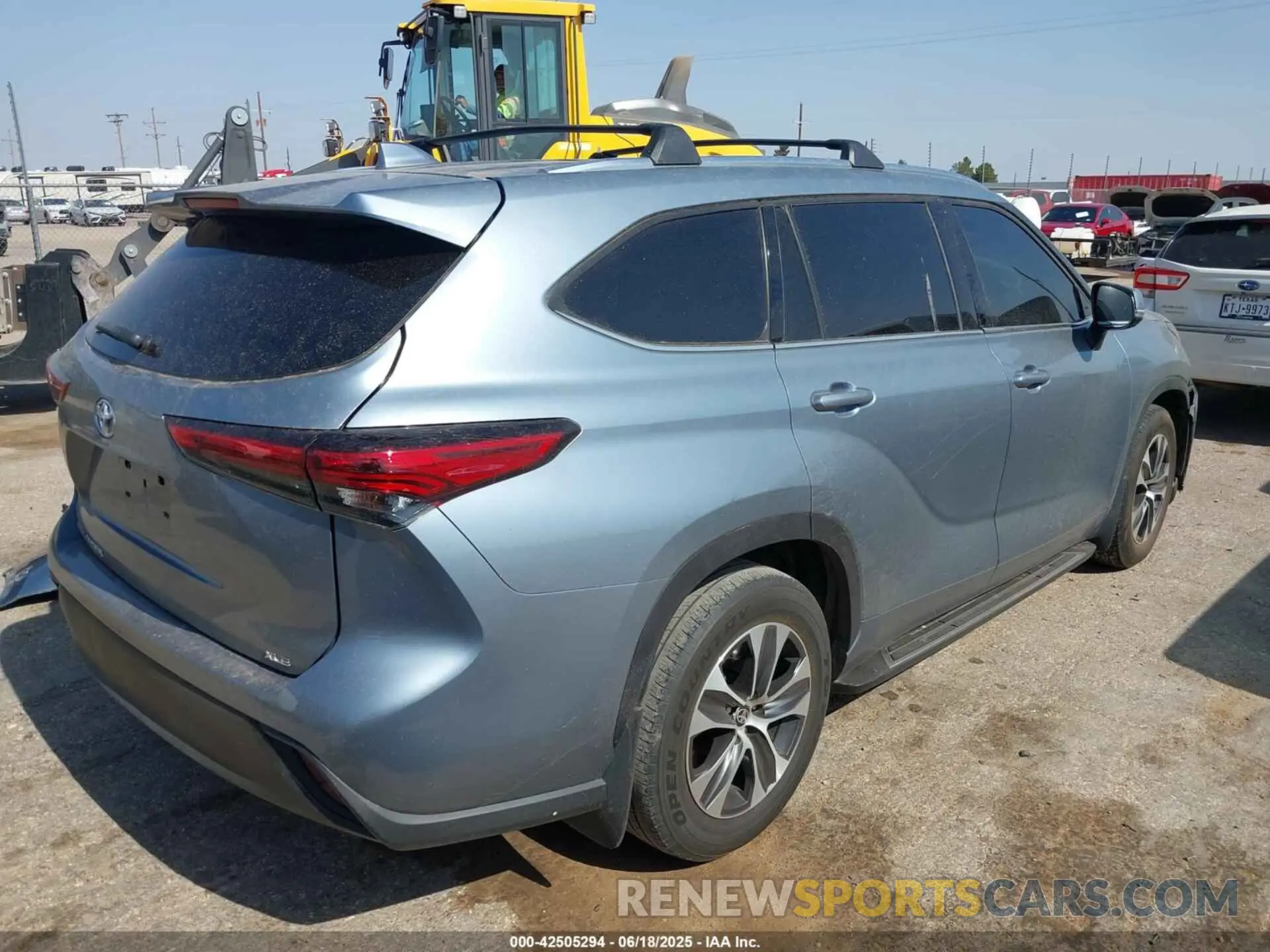 4 Photograph of a damaged car 5TDGZRAH4LS028656 TOYOTA HIGHLANDER 2020
