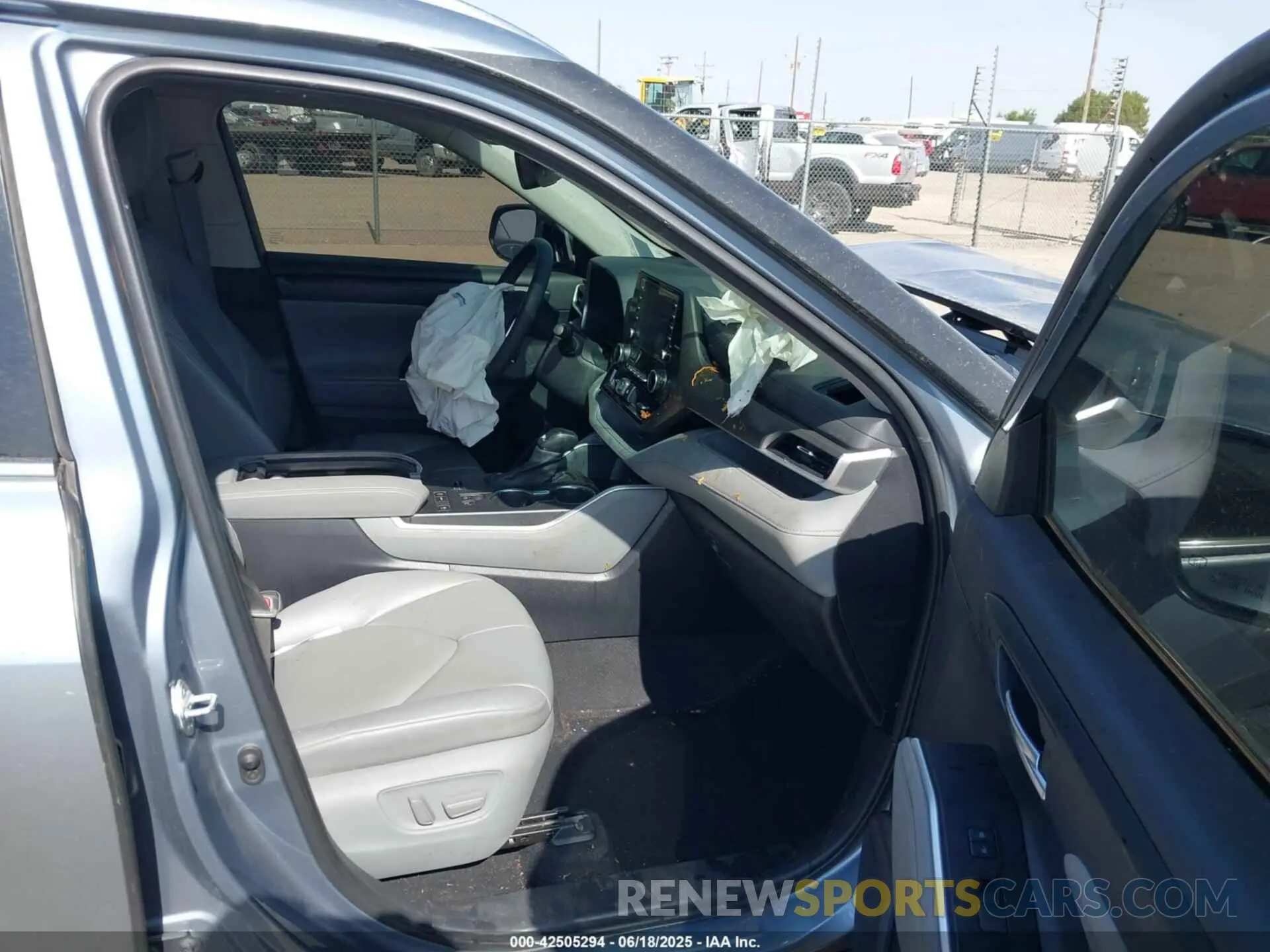 5 Photograph of a damaged car 5TDGZRAH4LS028656 TOYOTA HIGHLANDER 2020