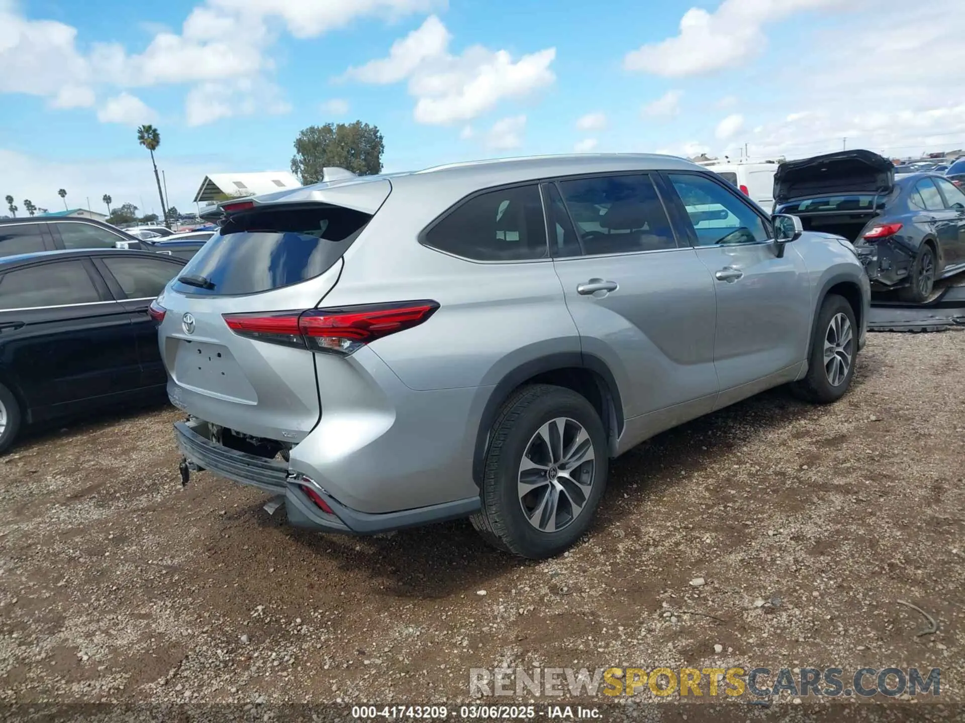 4 Photograph of a damaged car 5TDGZRAH5LS502260 TOYOTA HIGHLANDER 2020