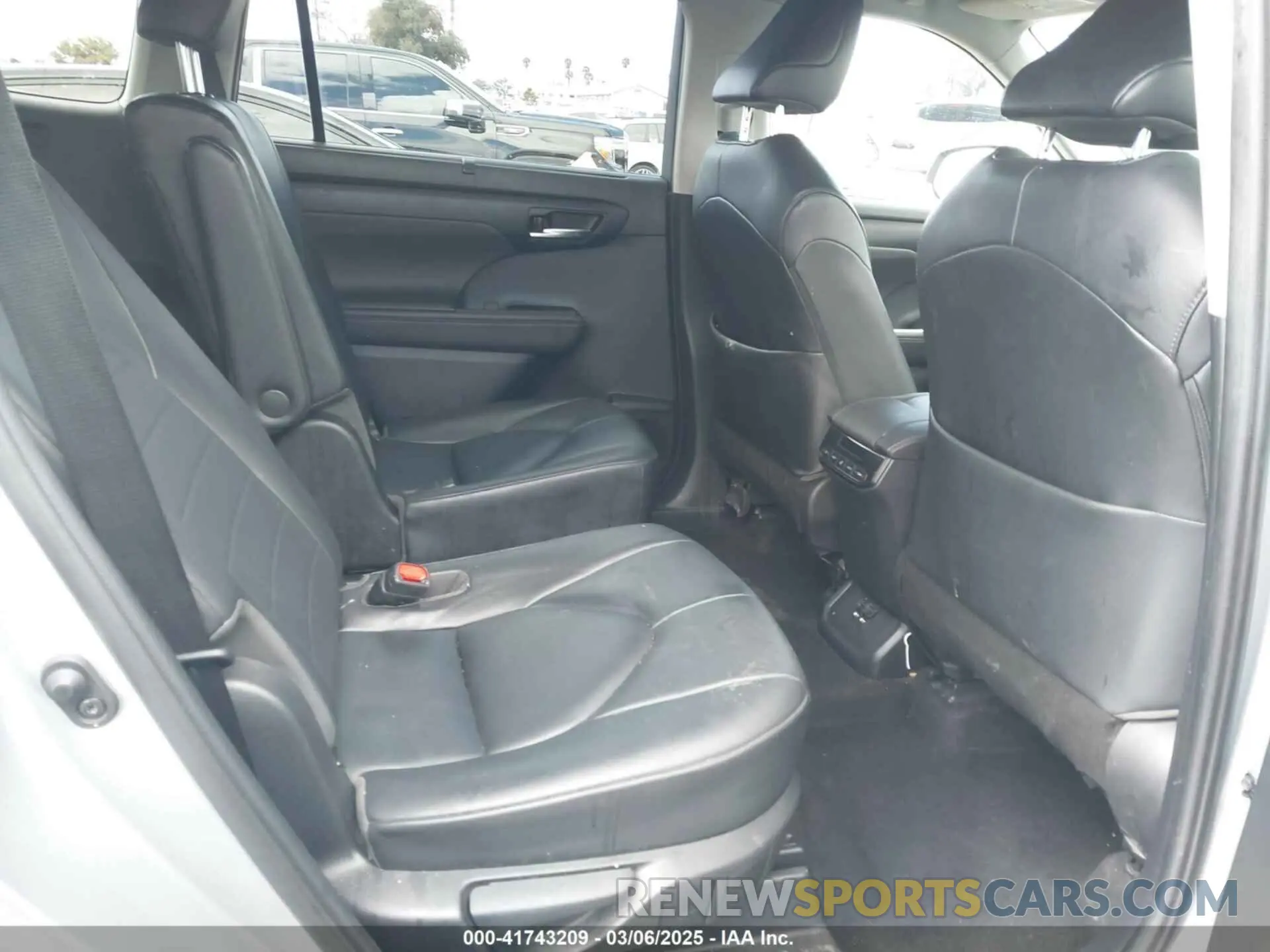 8 Photograph of a damaged car 5TDGZRAH5LS502260 TOYOTA HIGHLANDER 2020