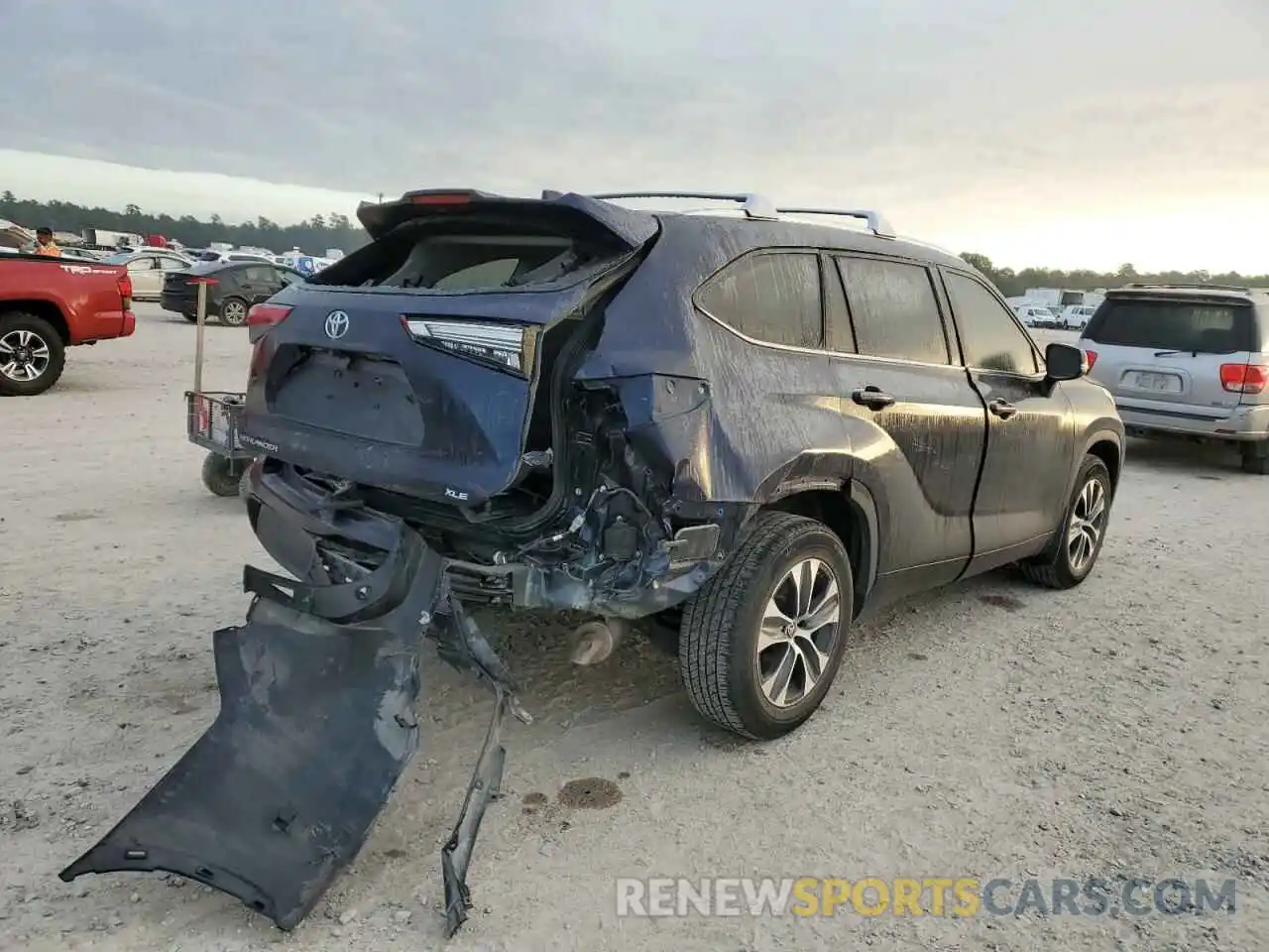 4 Photograph of a damaged car 5TDGZRAH8LS002187 TOYOTA HIGHLANDER 2020