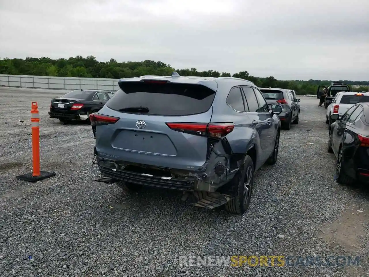 4 Photograph of a damaged car 5TDGZRAH8LS009818 TOYOTA HIGHLANDER 2020