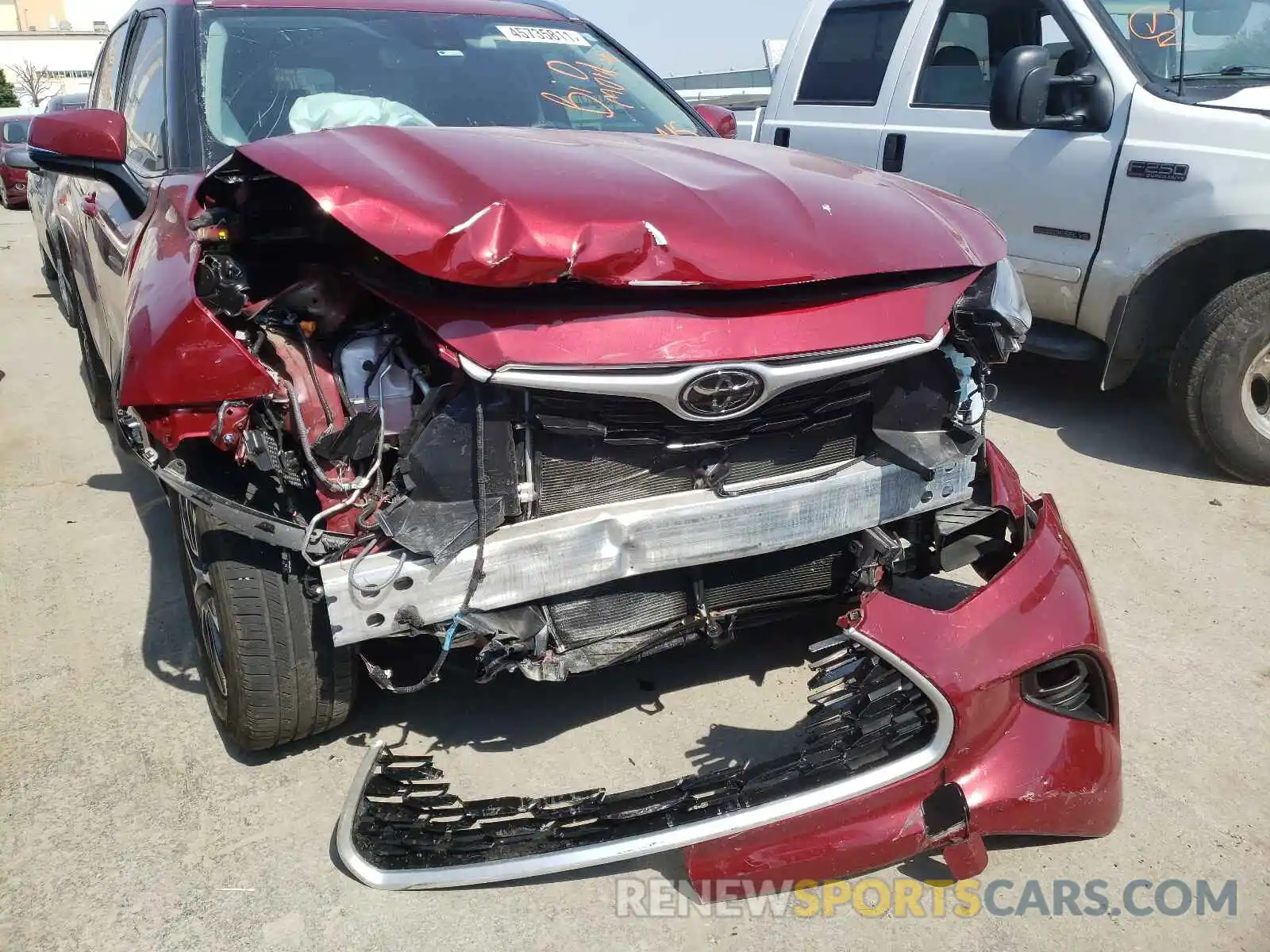 9 Photograph of a damaged car 5TDGZRAH8LS015909 TOYOTA HIGHLANDER 2020