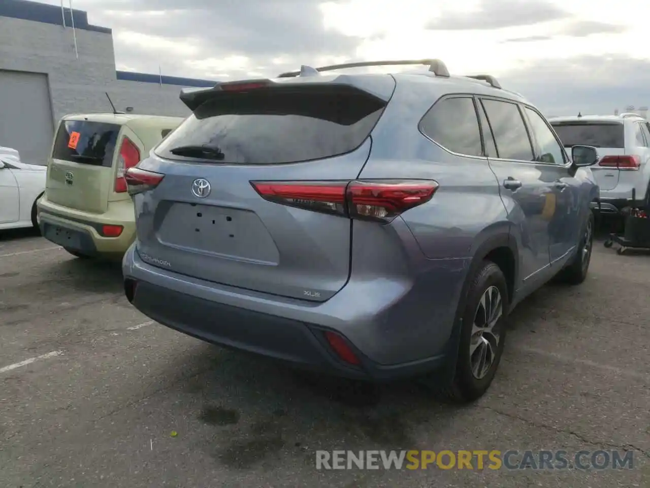 4 Photograph of a damaged car 5TDGZRAH9LS015787 TOYOTA HIGHLANDER 2020