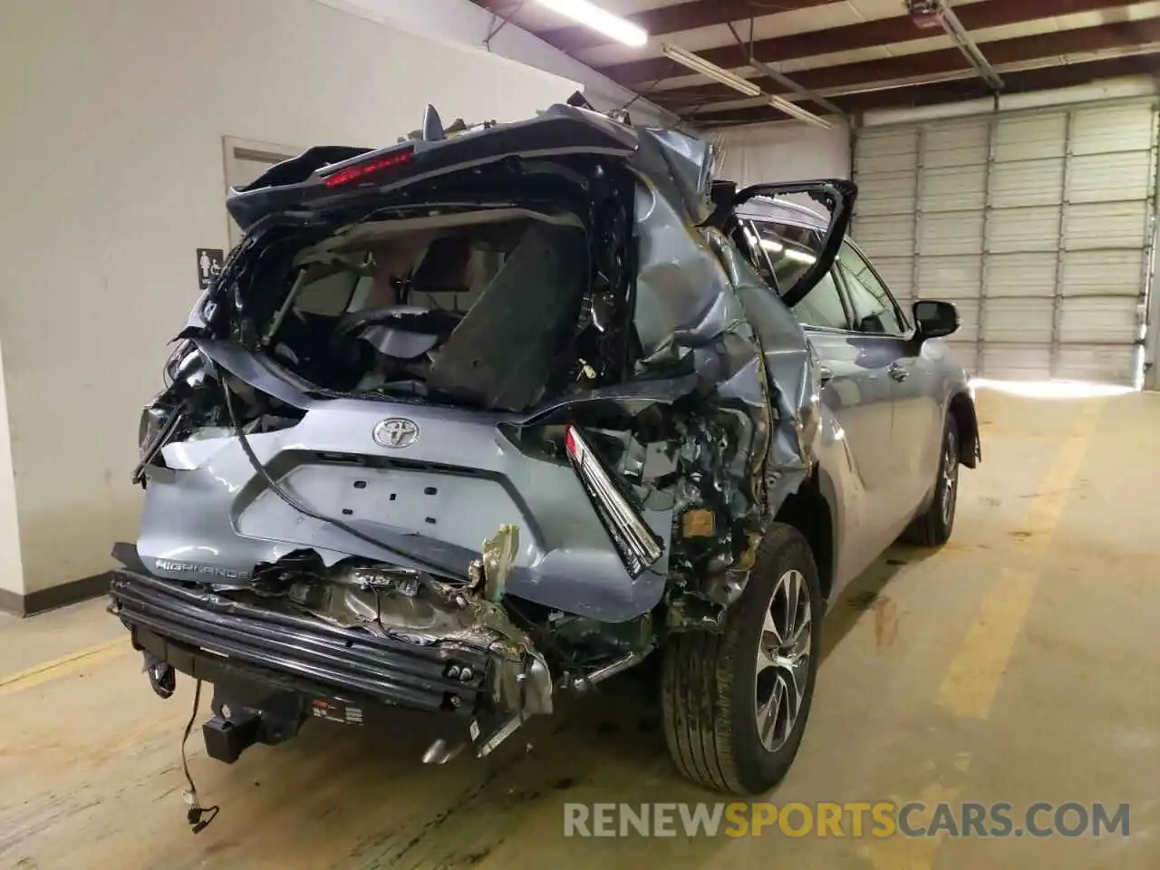 4 Photograph of a damaged car 5TDGZRAH9LS017877 TOYOTA HIGHLANDER 2020