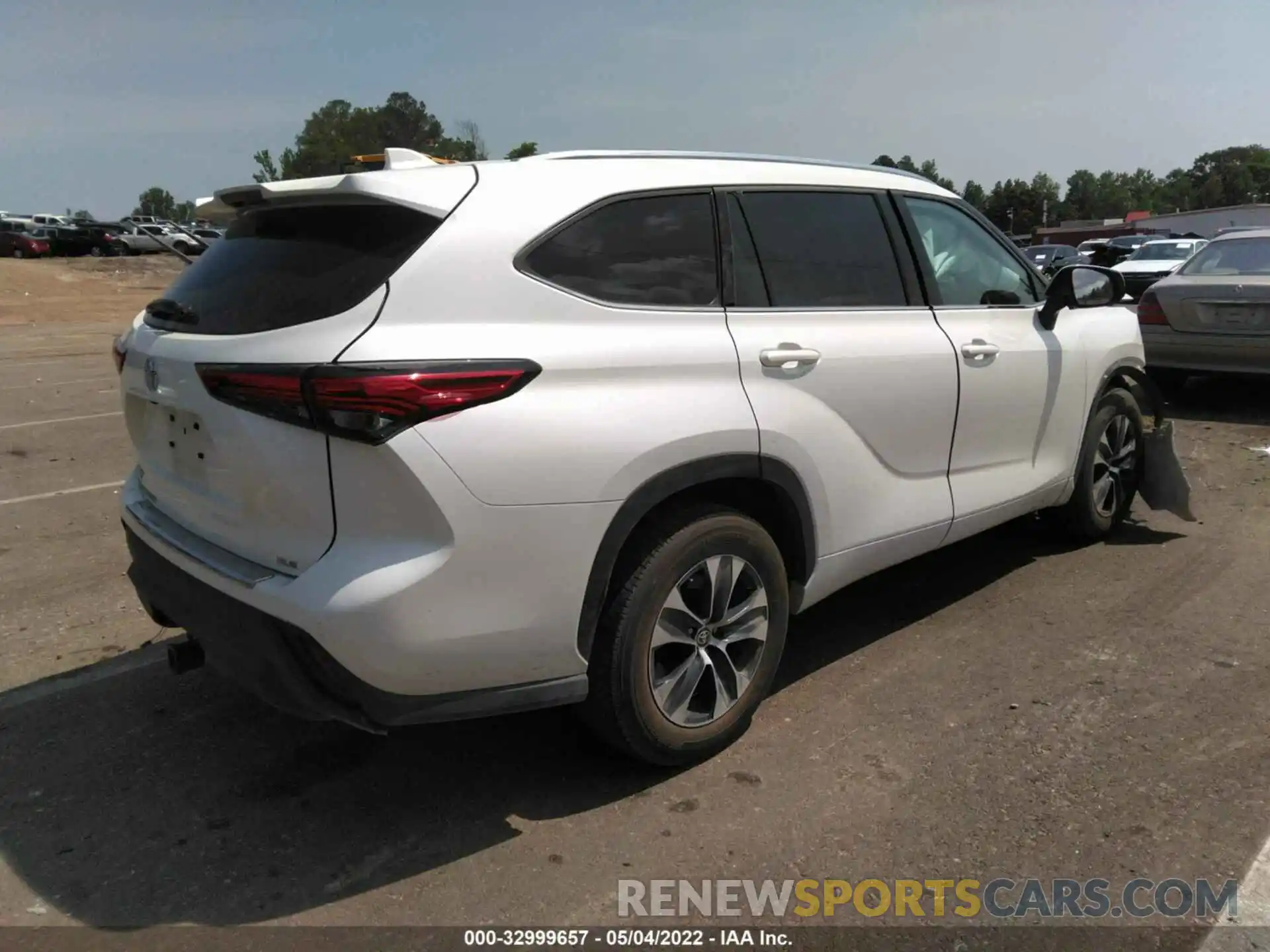 4 Photograph of a damaged car 5TDGZRAH9LS500267 TOYOTA HIGHLANDER 2020