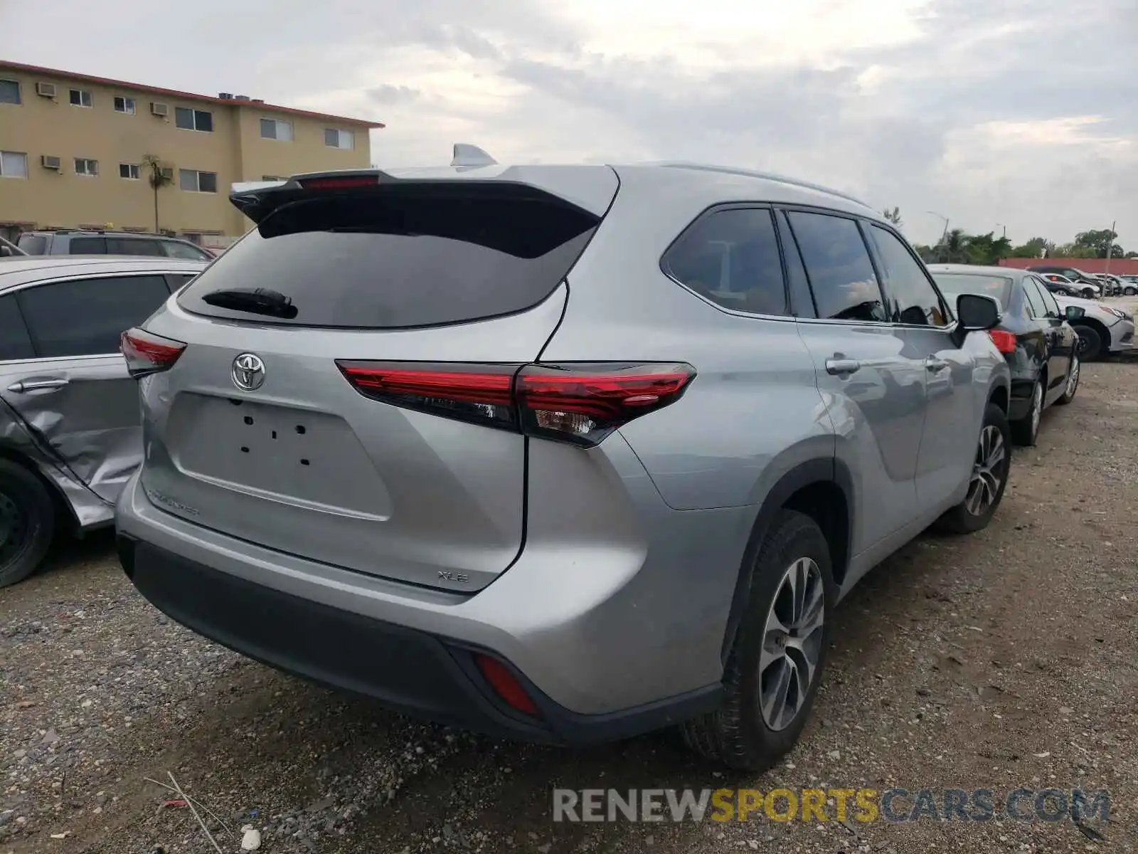 4 Photograph of a damaged car 5TDGZRAHXLS502688 TOYOTA HIGHLANDER 2020