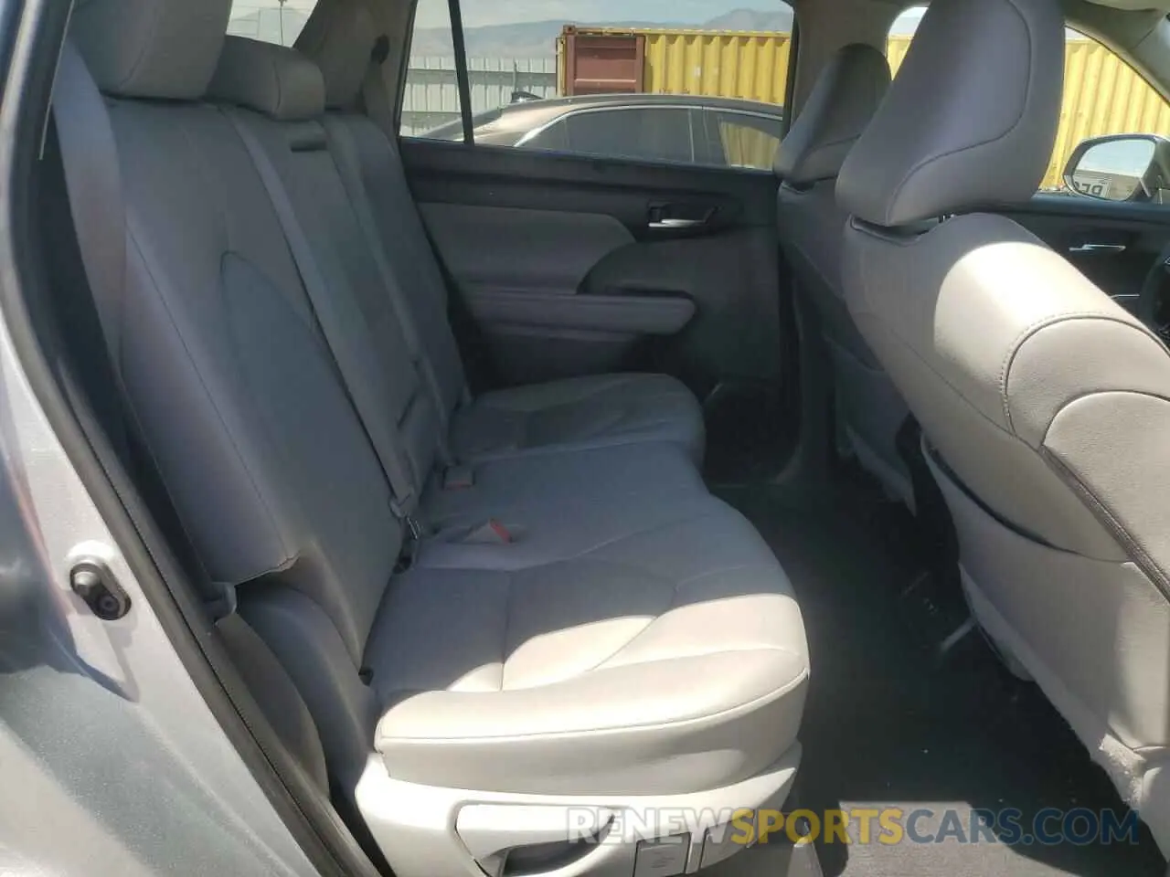 11 Photograph of a damaged car 5TDHZRAH3LS008371 TOYOTA HIGHLANDER 2020