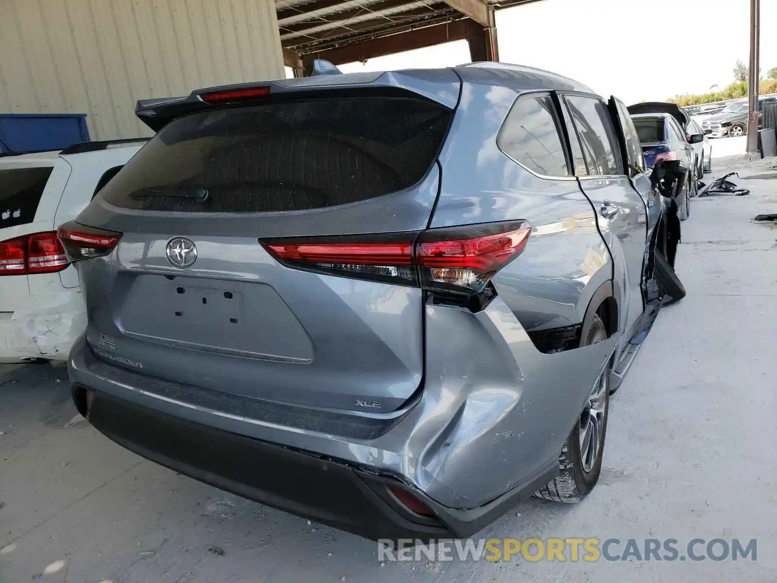 4 Photograph of a damaged car 5TDHZRAH4LS008332 TOYOTA HIGHLANDER 2020