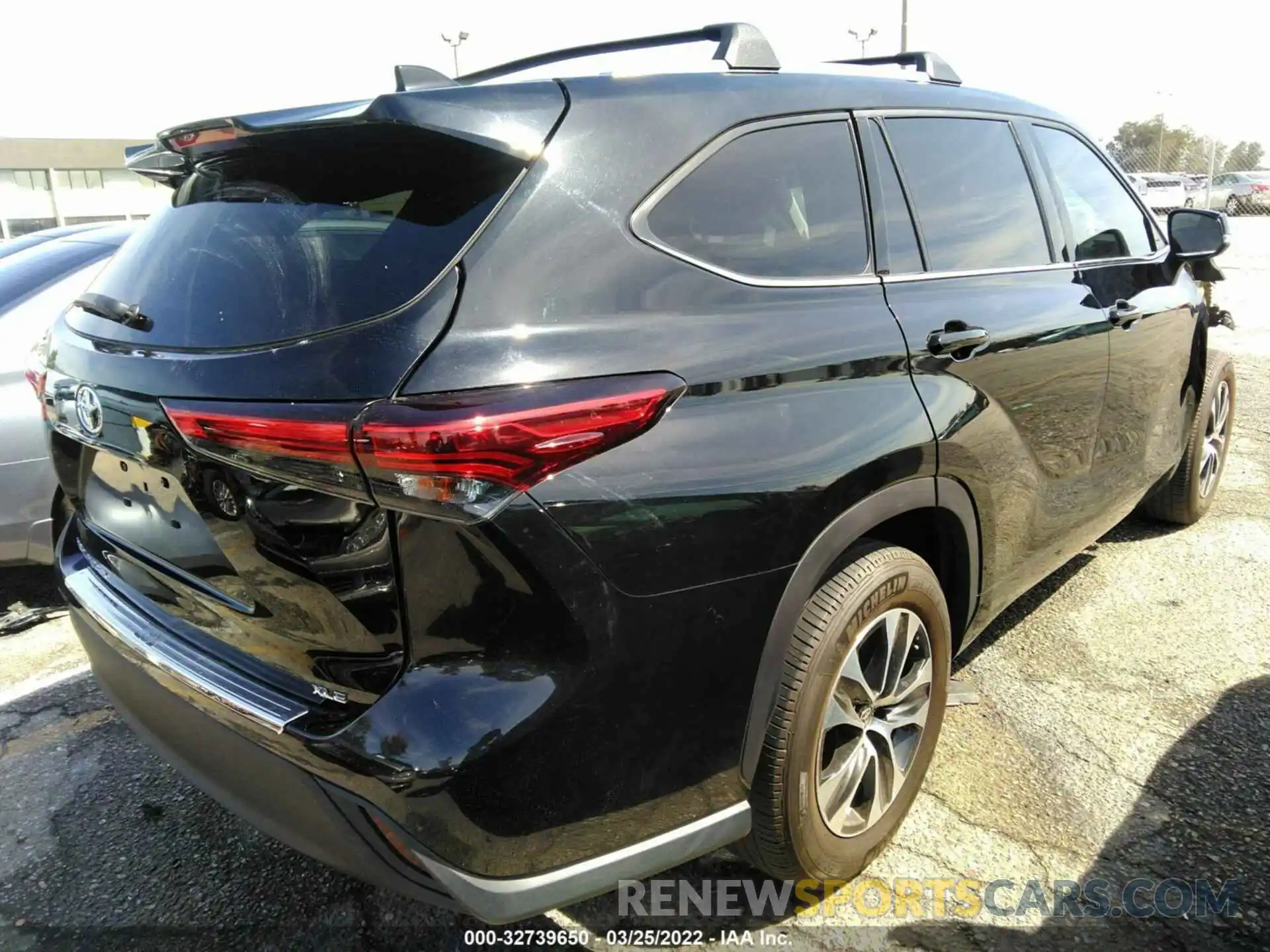 4 Photograph of a damaged car 5TDHZRAH6LS512168 TOYOTA HIGHLANDER 2020