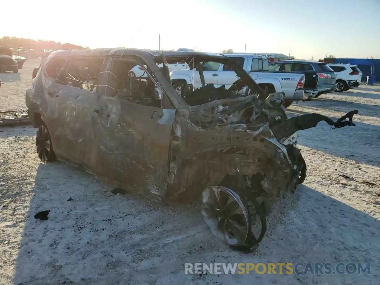 4 Photograph of a damaged car 5TDHZRAH7LS501177 TOYOTA HIGHLANDER 2020