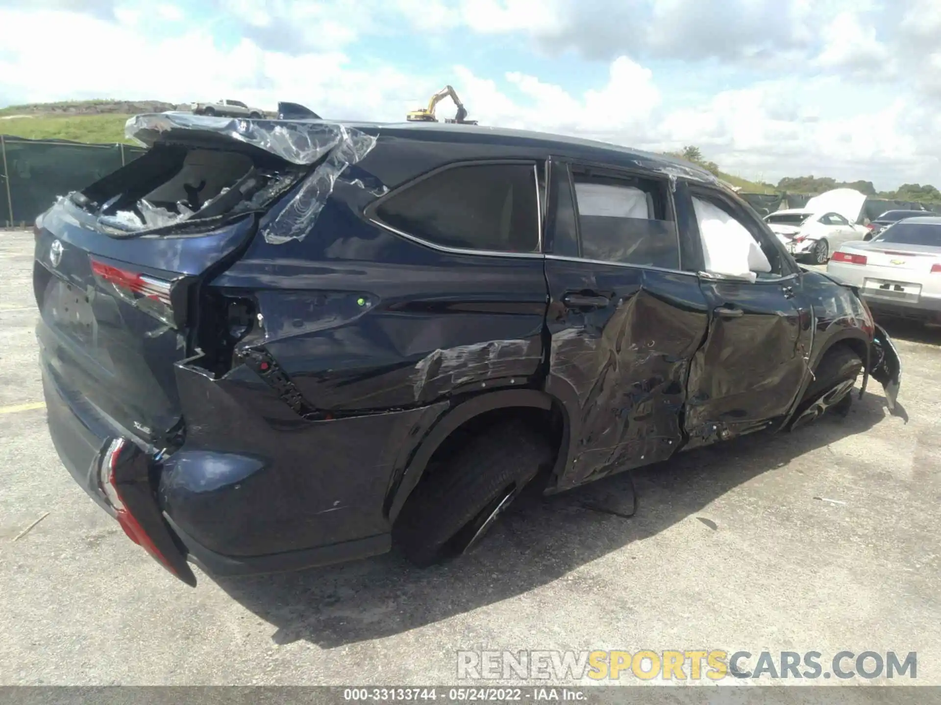 4 Photograph of a damaged car 5TDHZRAH8LS511569 TOYOTA HIGHLANDER 2020