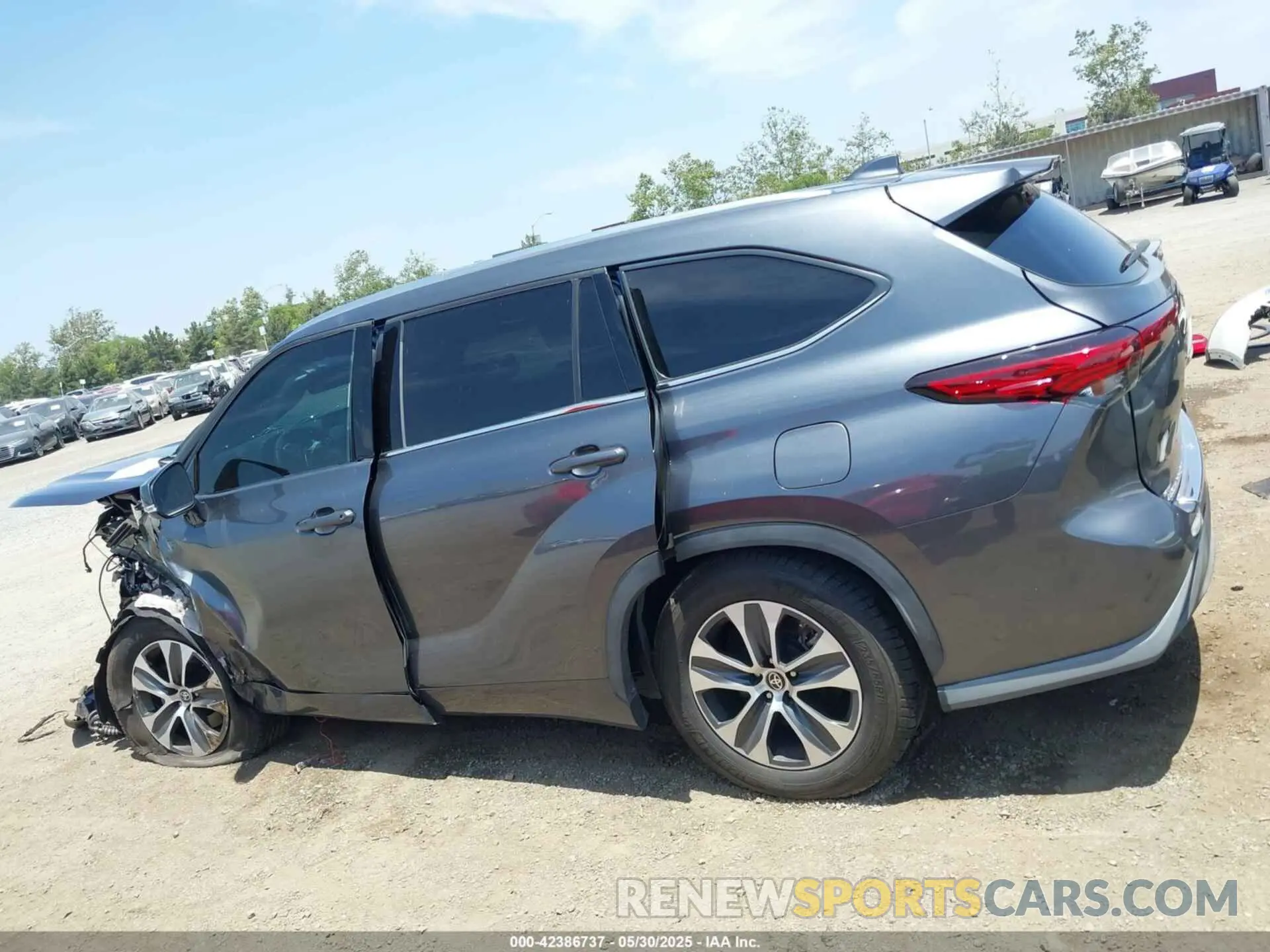 13 Photograph of a damaged car 5TDHZRAH9LS015924 TOYOTA HIGHLANDER 2020