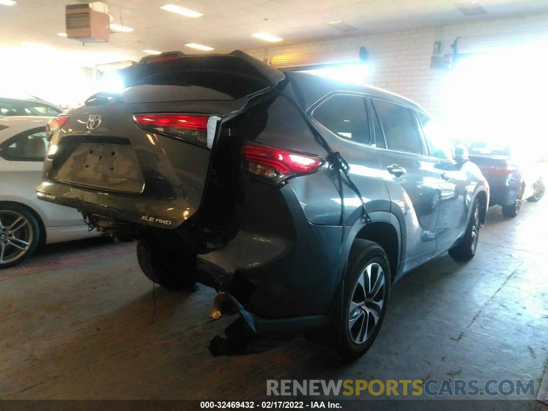 4 Photograph of a damaged car 5TDHZRBH1LS029590 TOYOTA HIGHLANDER 2020