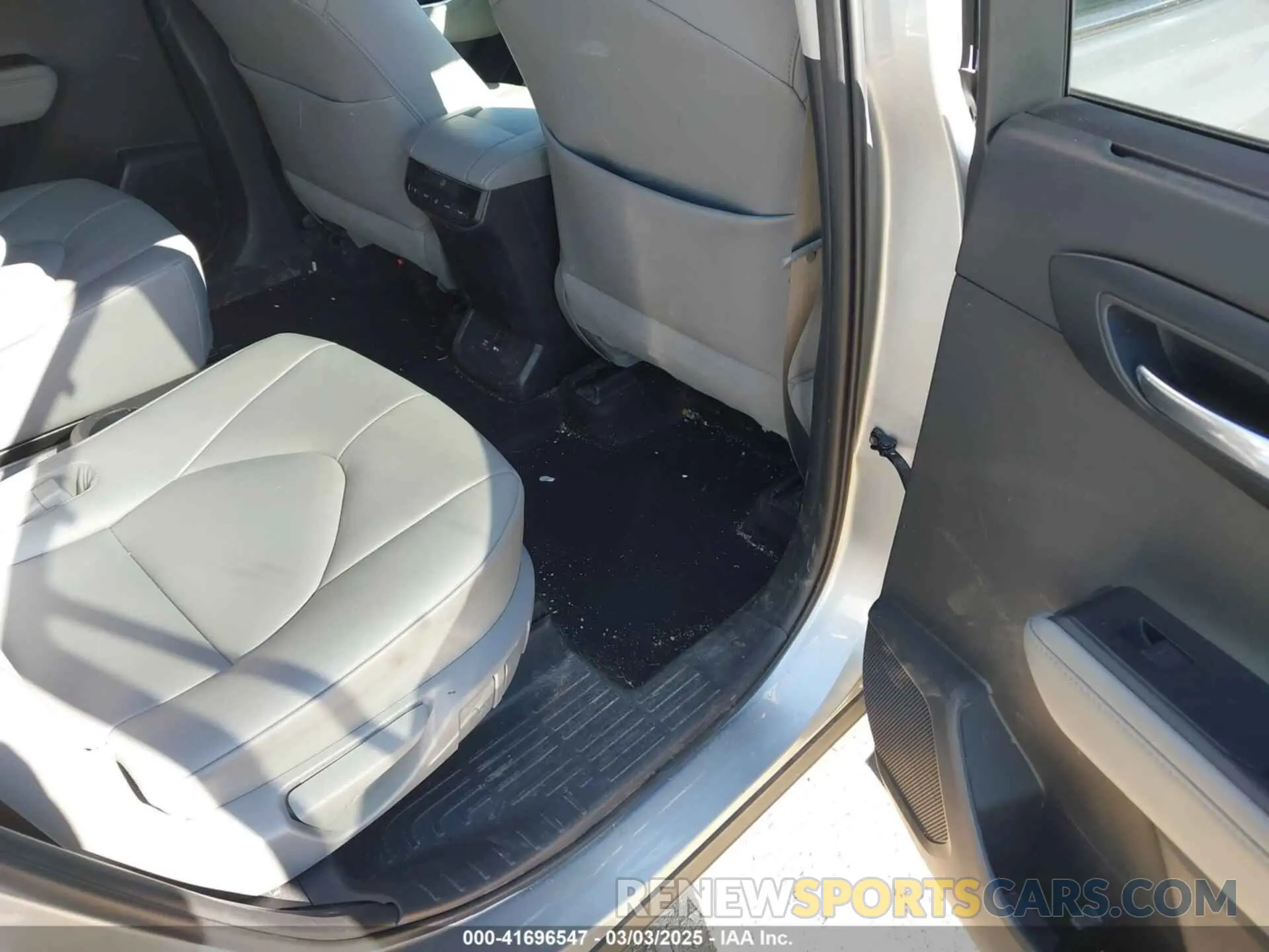 8 Photograph of a damaged car 5TDHZRBH4LS003176 TOYOTA HIGHLANDER 2020