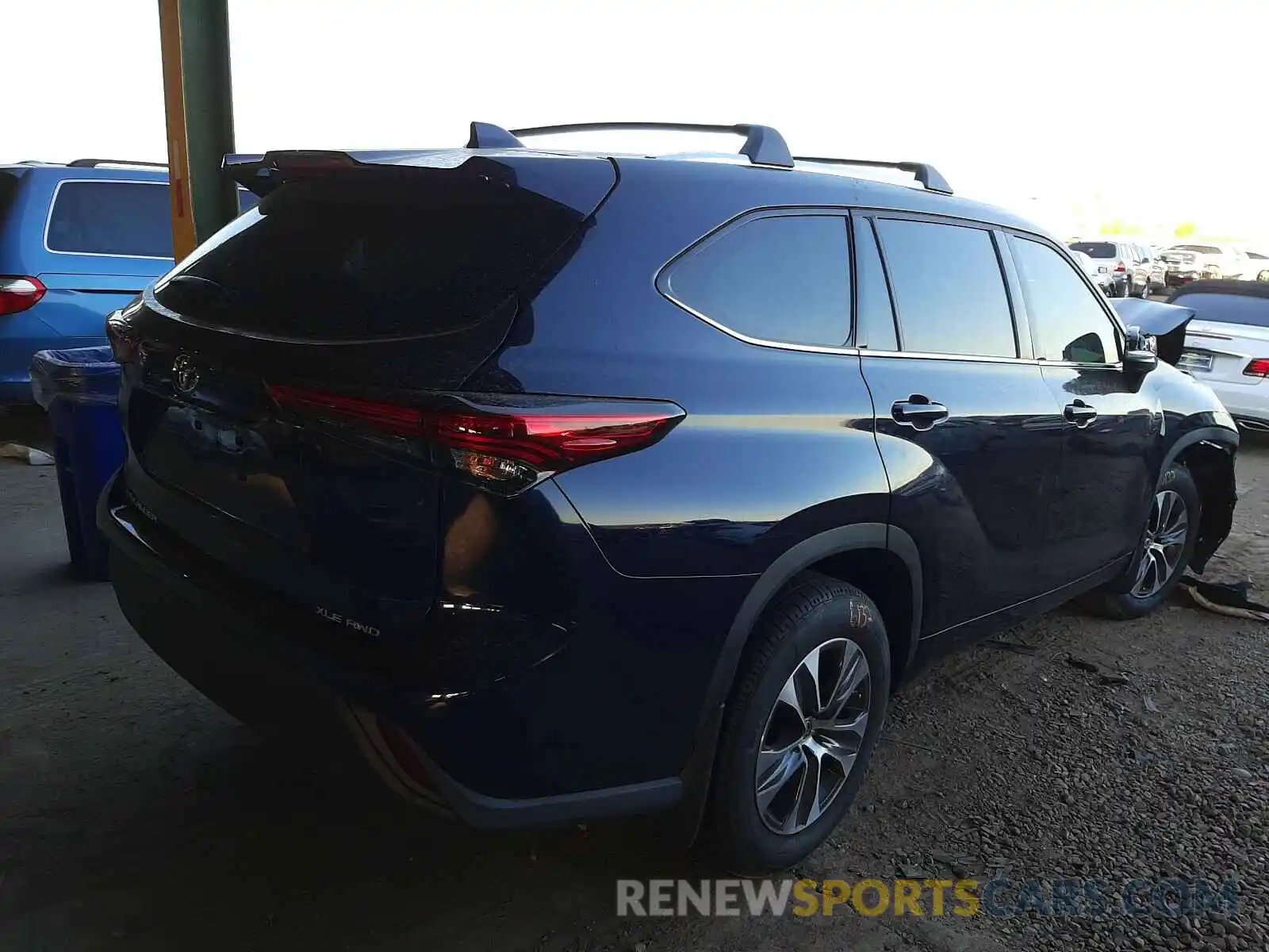 4 Photograph of a damaged car 5TDHZRBH4LS017501 TOYOTA HIGHLANDER 2020