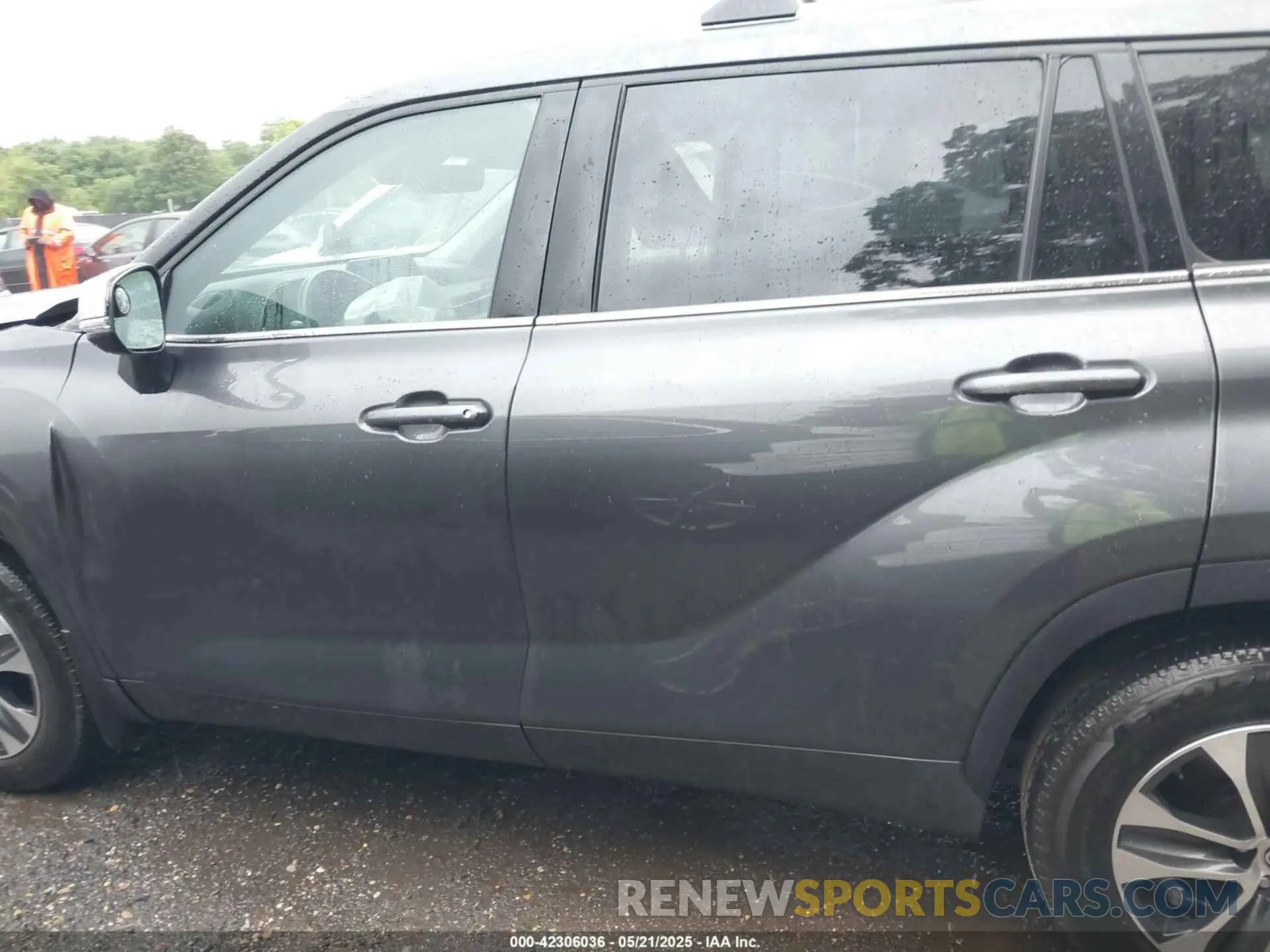 14 Photograph of a damaged car 5TDHZRBH5LS054069 TOYOTA HIGHLANDER 2020