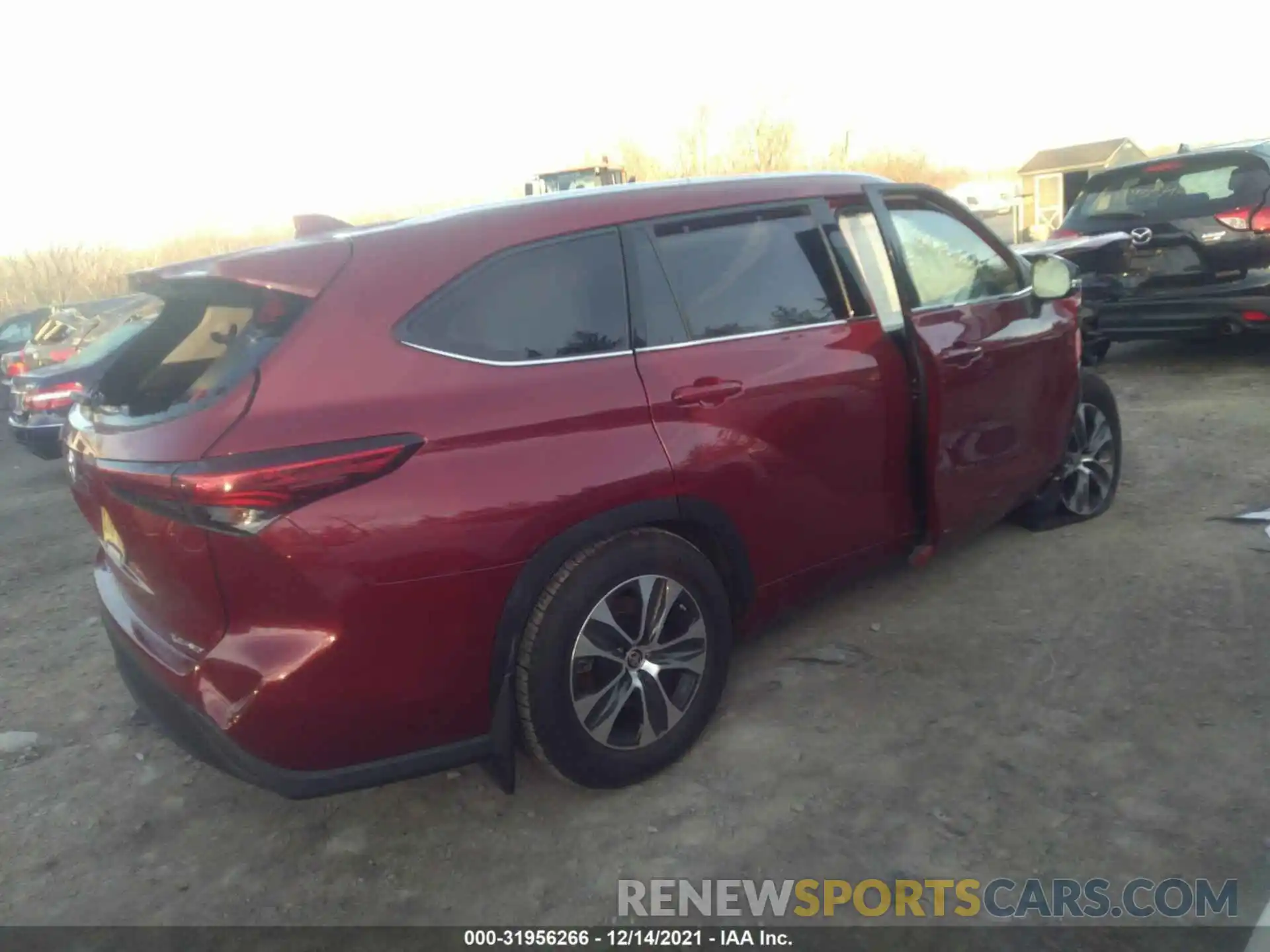 4 Photograph of a damaged car 5TDHZRBH7LS030727 TOYOTA HIGHLANDER 2020