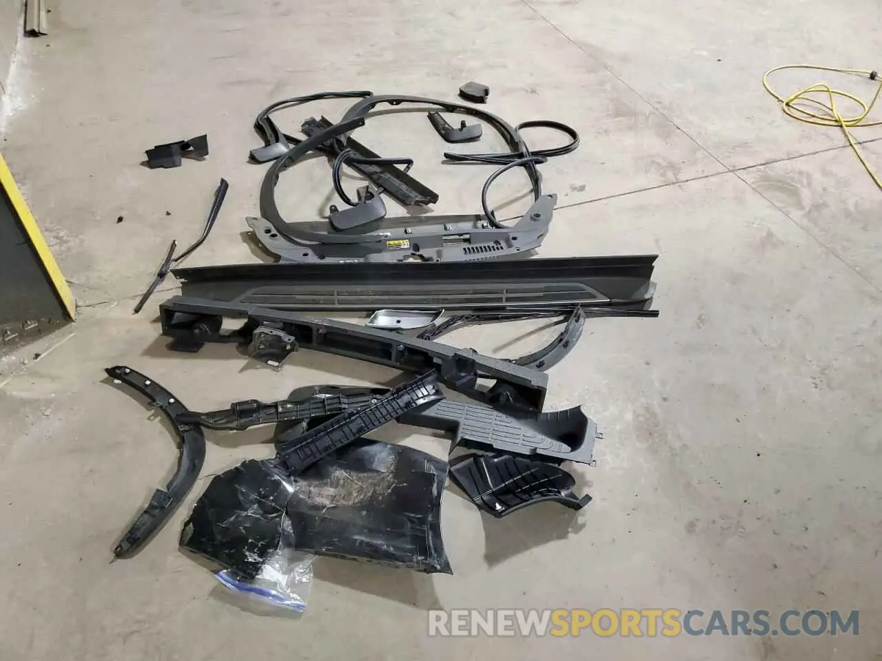 13 Photograph of a damaged car 5TDHZRBH8LS517595 TOYOTA HIGHLANDER 2020