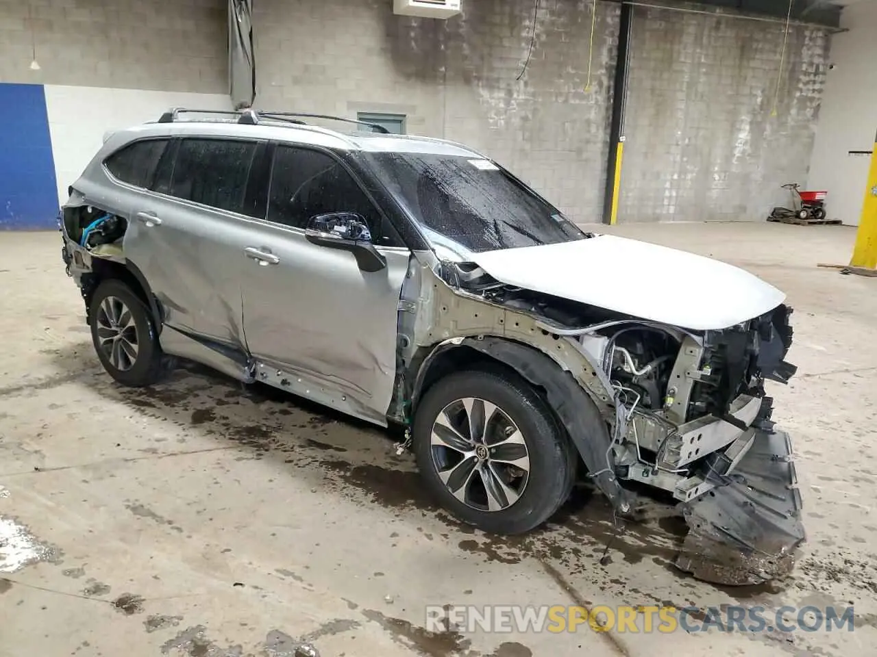 4 Photograph of a damaged car 5TDHZRBH8LS517595 TOYOTA HIGHLANDER 2020