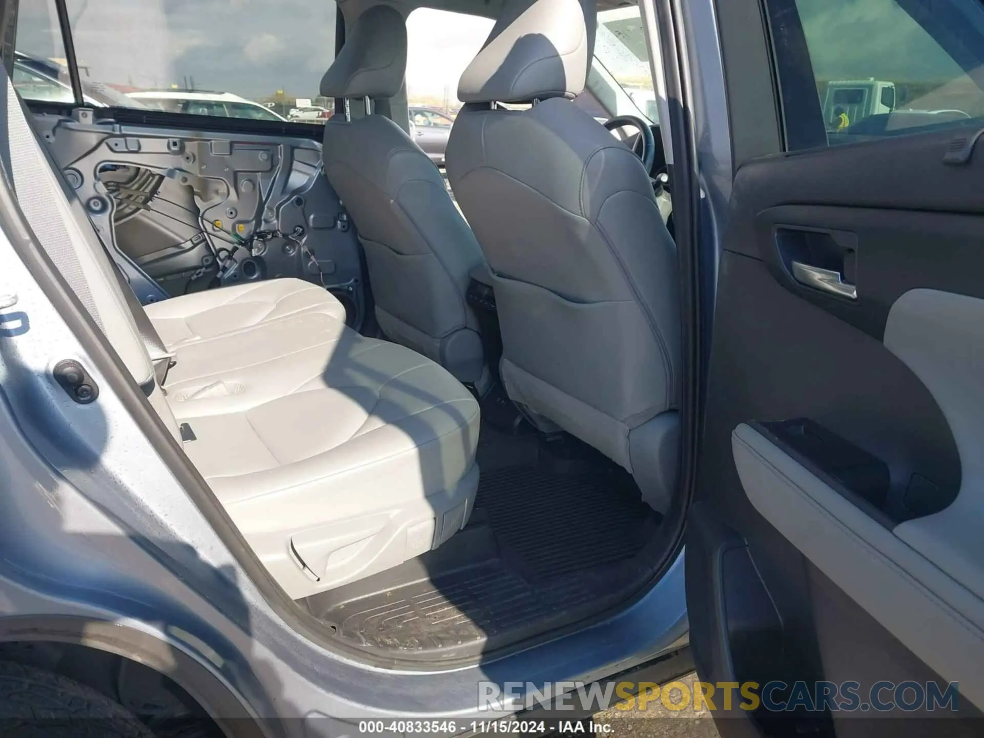 8 Photograph of a damaged car 5TDHZRBH9LS032415 TOYOTA HIGHLANDER 2020