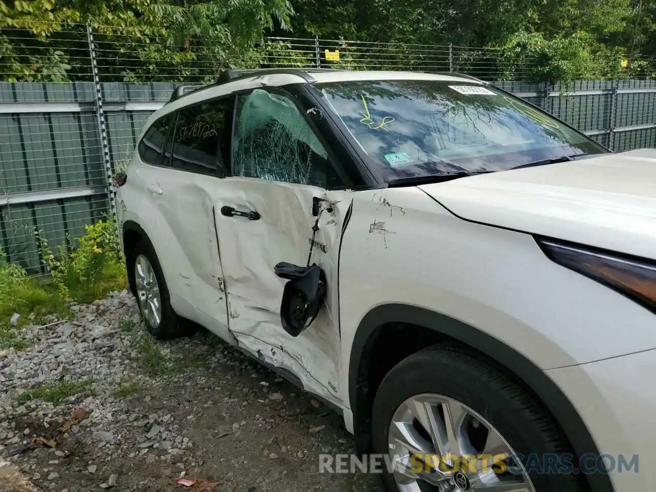 9 Photograph of a damaged car 5TDXBRCH5LS002455 TOYOTA HIGHLANDER 2020