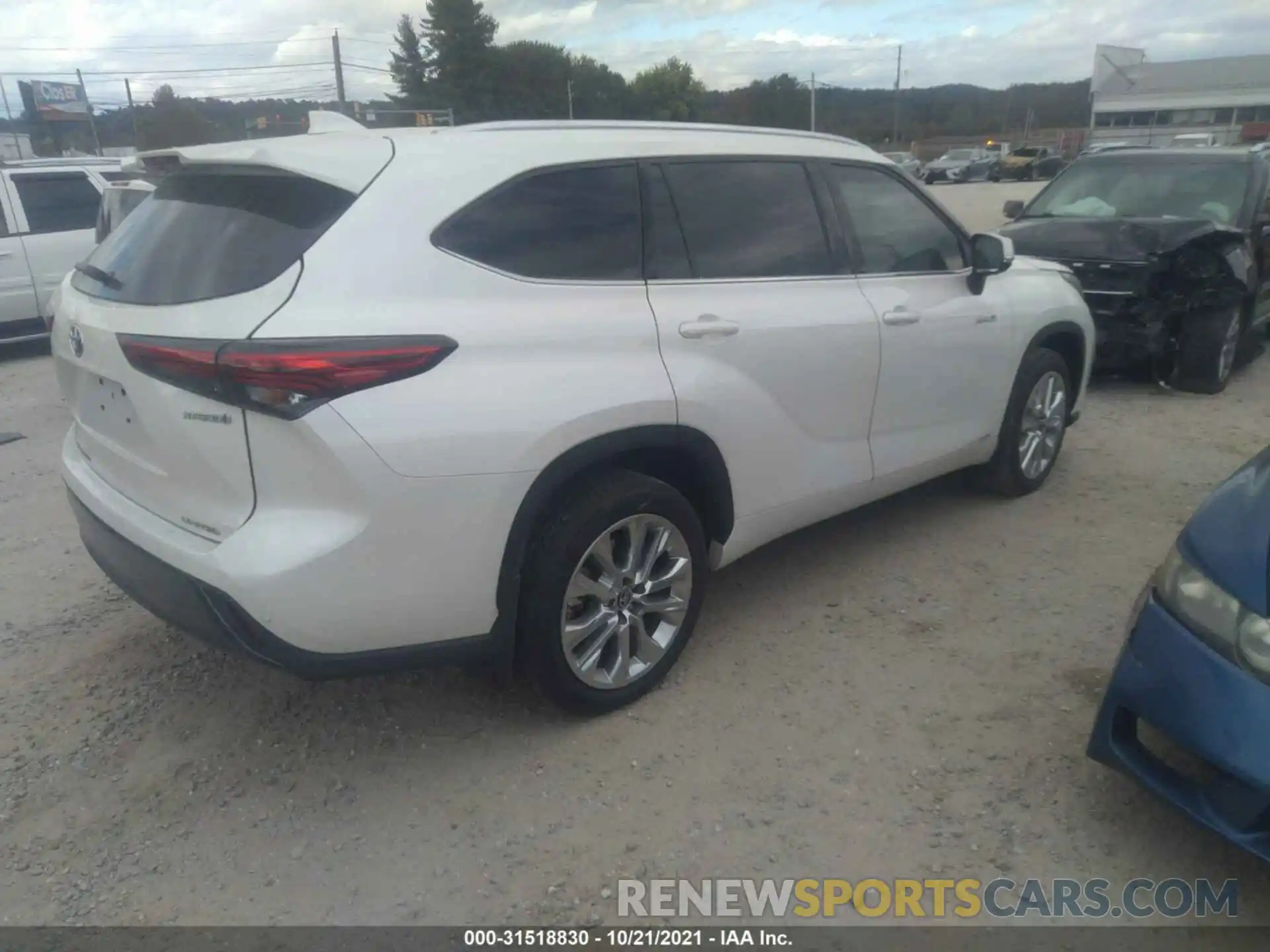 4 Photograph of a damaged car 5TDXBRCH6LS010970 TOYOTA HIGHLANDER 2020