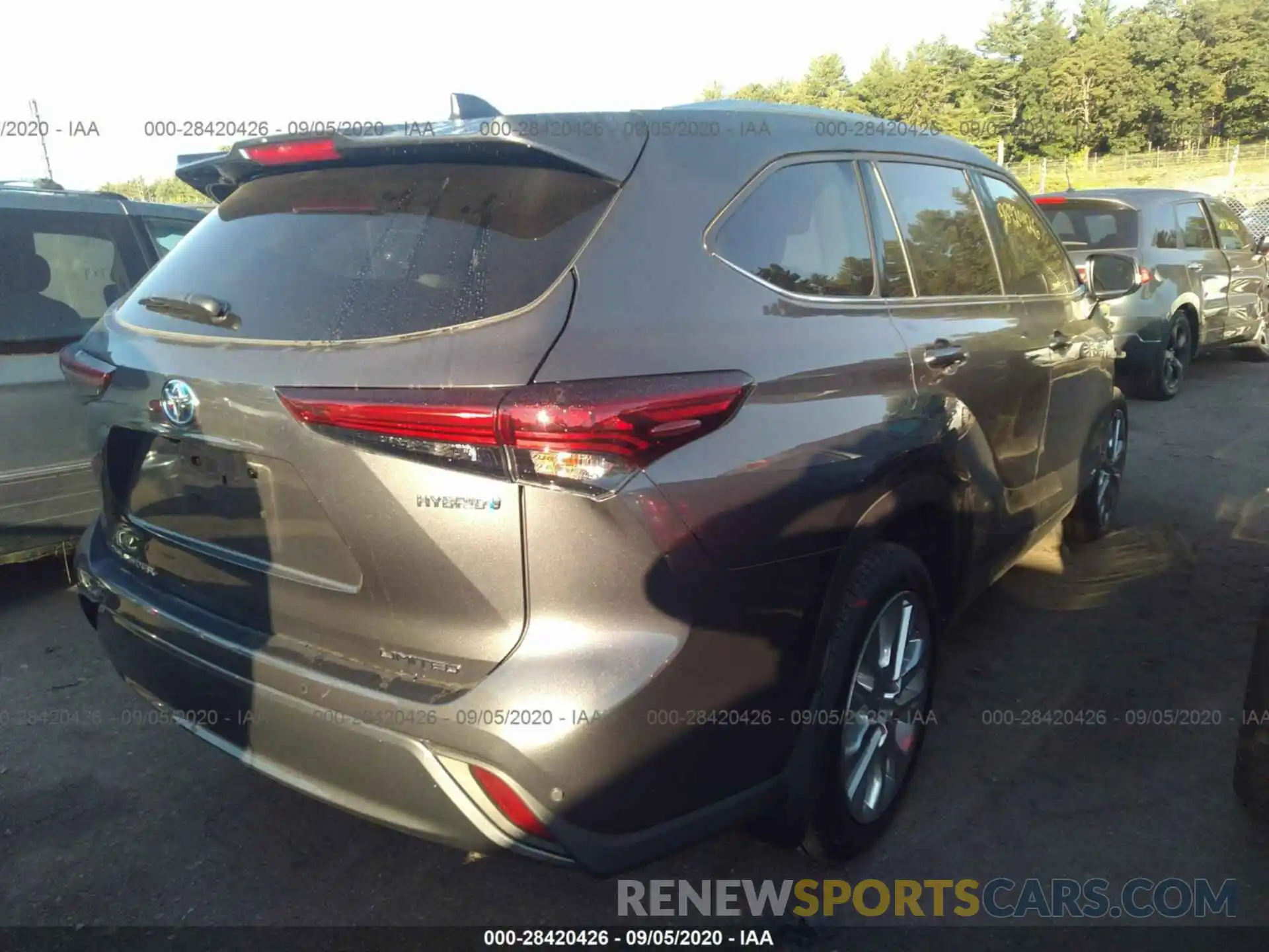 4 Photograph of a damaged car 5TDXBRCH7LS002621 TOYOTA HIGHLANDER 2020