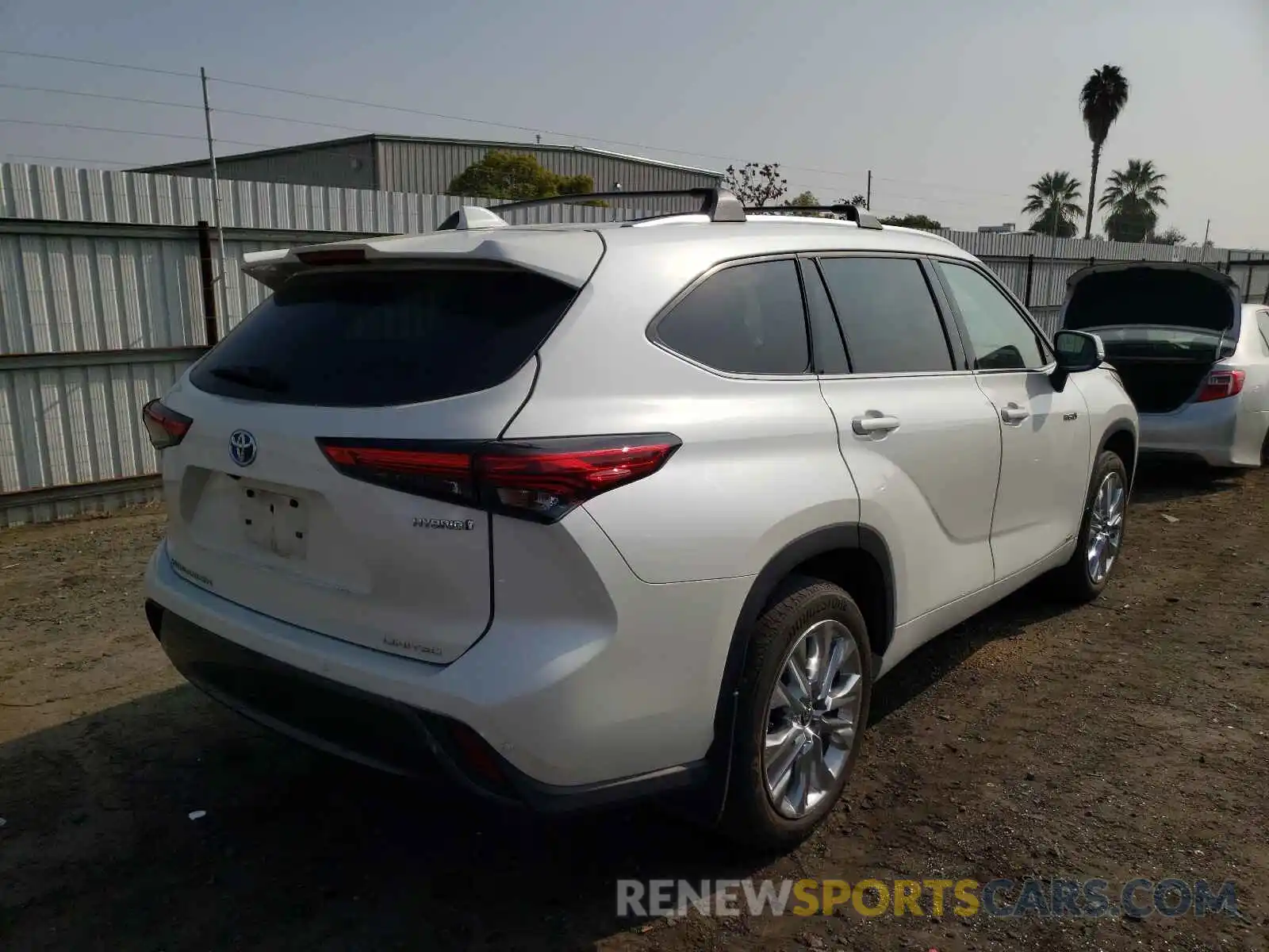 4 Photograph of a damaged car 5TDXBRCH8LS012848 TOYOTA HIGHLANDER 2020