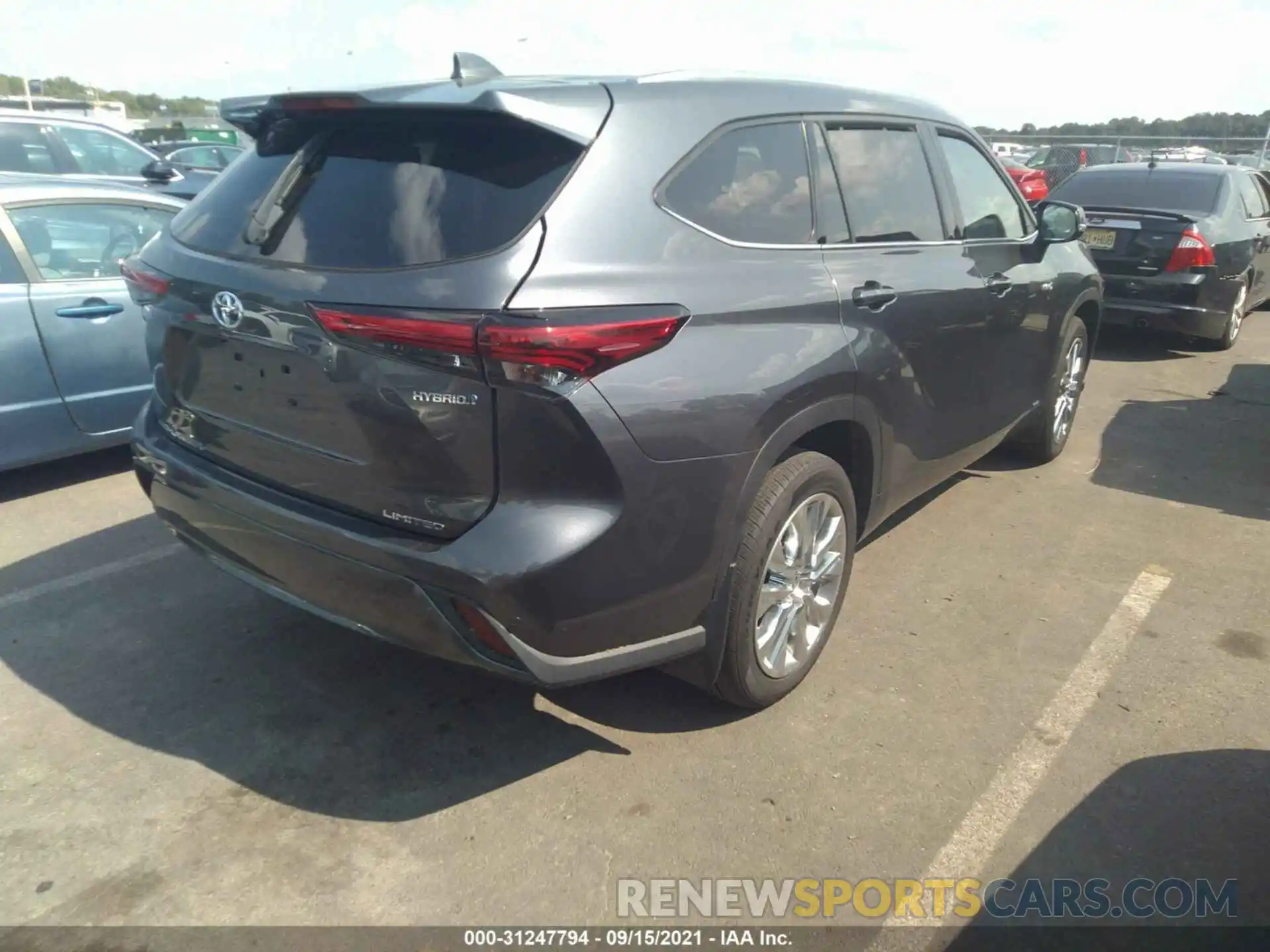 4 Photograph of a damaged car 5TDXBRCHXLS008719 TOYOTA HIGHLANDER 2020