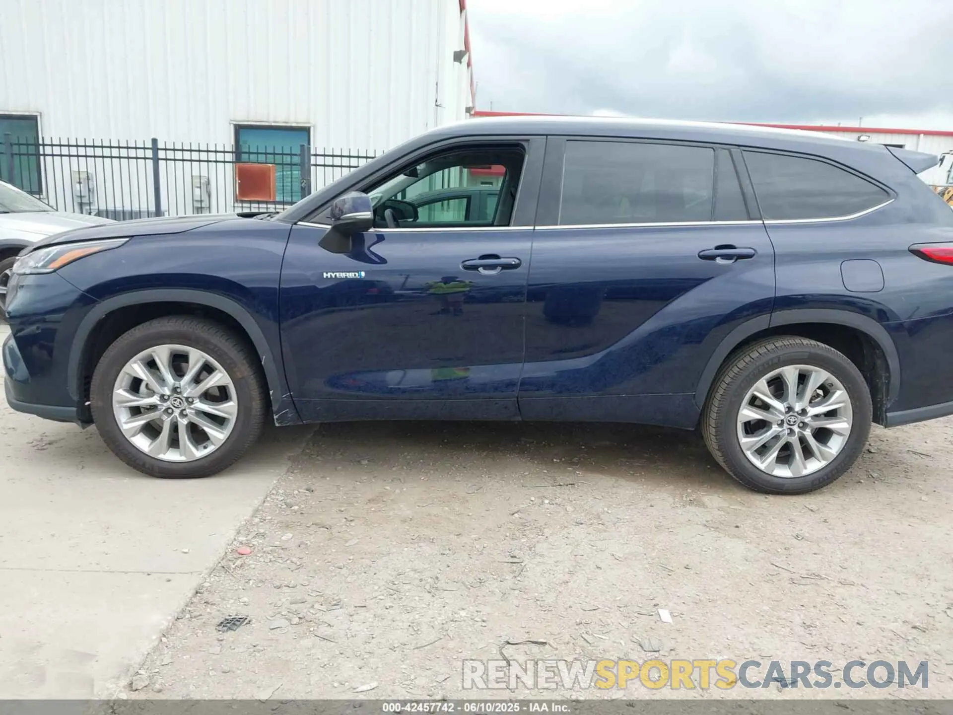 14 Photograph of a damaged car 5TDYARAH3LS002884 TOYOTA HIGHLANDER 2020