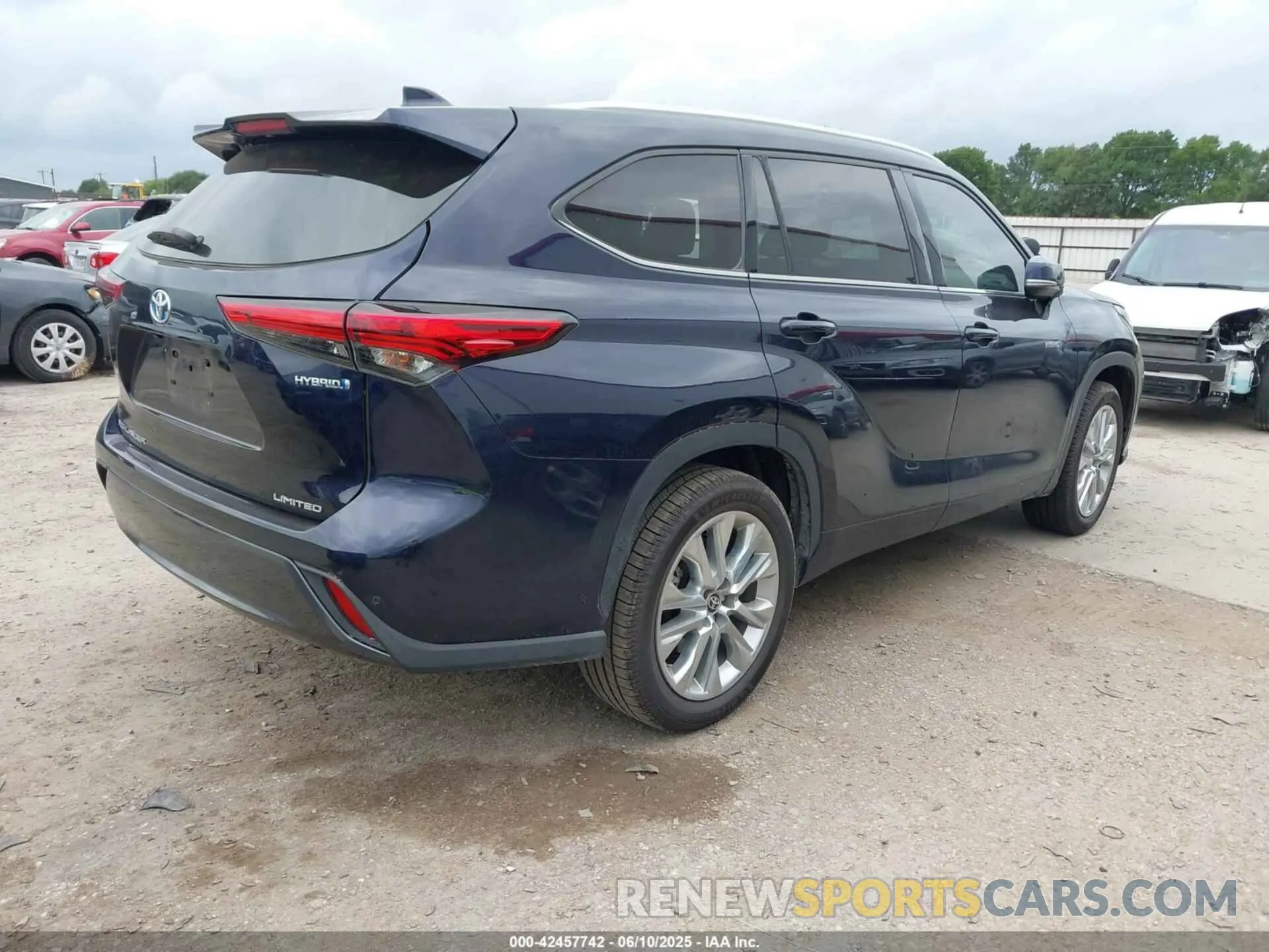 4 Photograph of a damaged car 5TDYARAH3LS002884 TOYOTA HIGHLANDER 2020