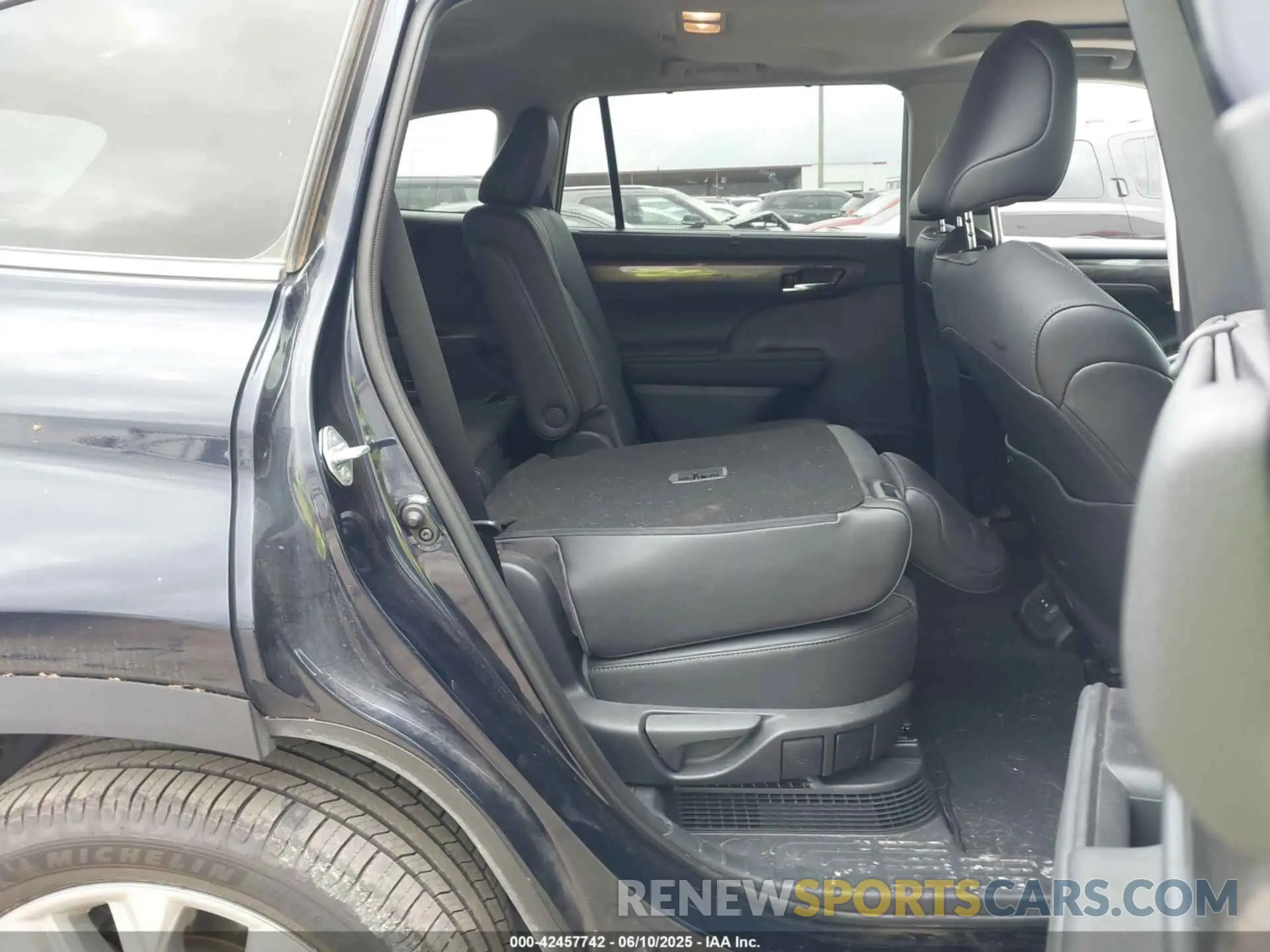 8 Photograph of a damaged car 5TDYARAH3LS002884 TOYOTA HIGHLANDER 2020