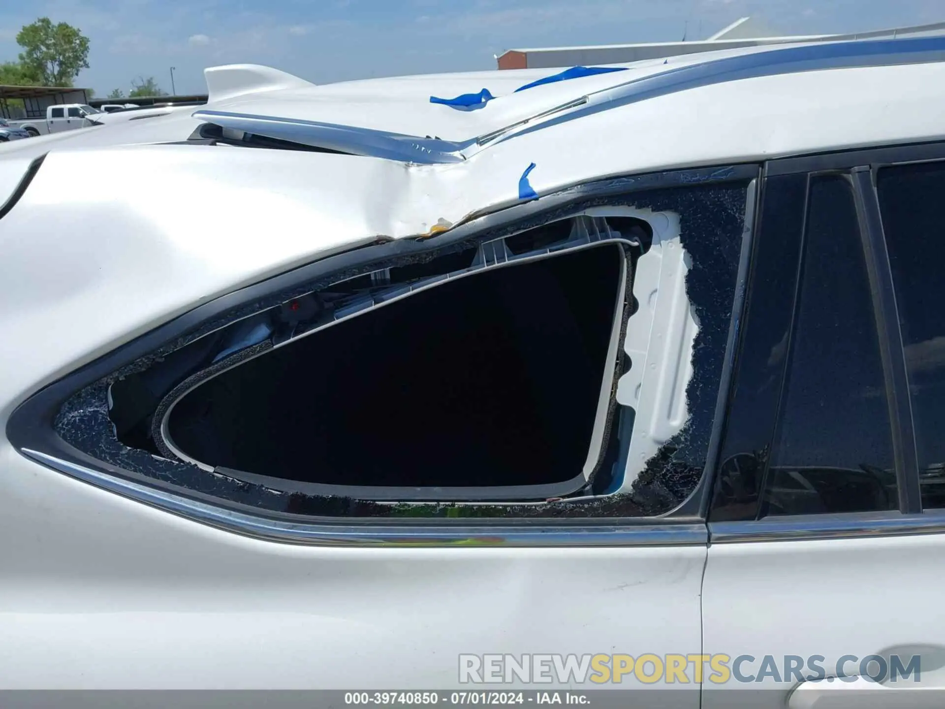 17 Photograph of a damaged car 5TDYZRAH1LS000138 TOYOTA HIGHLANDER 2020