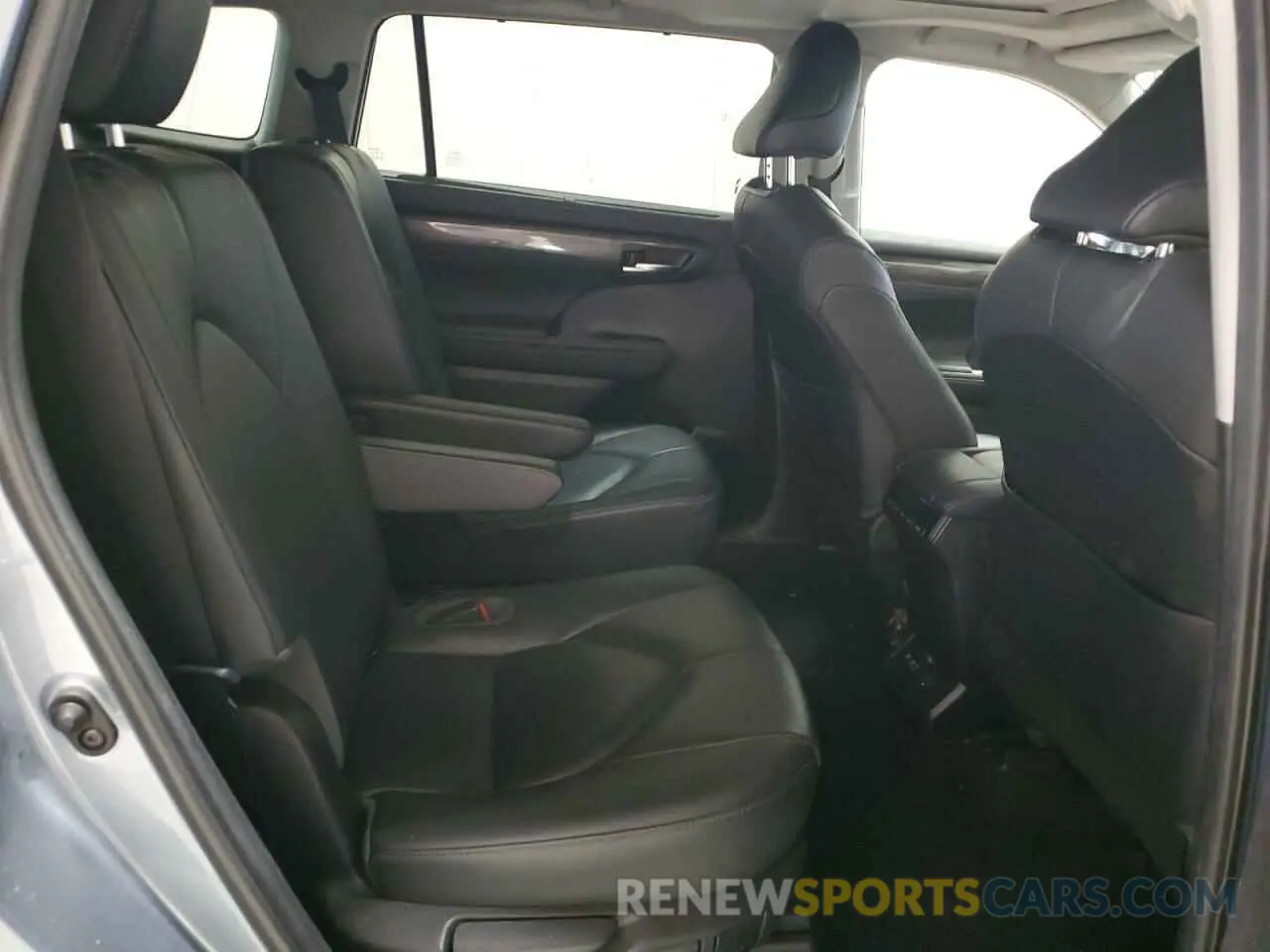 11 Photograph of a damaged car 5TDYZRAH2LS014324 TOYOTA HIGHLANDER 2020