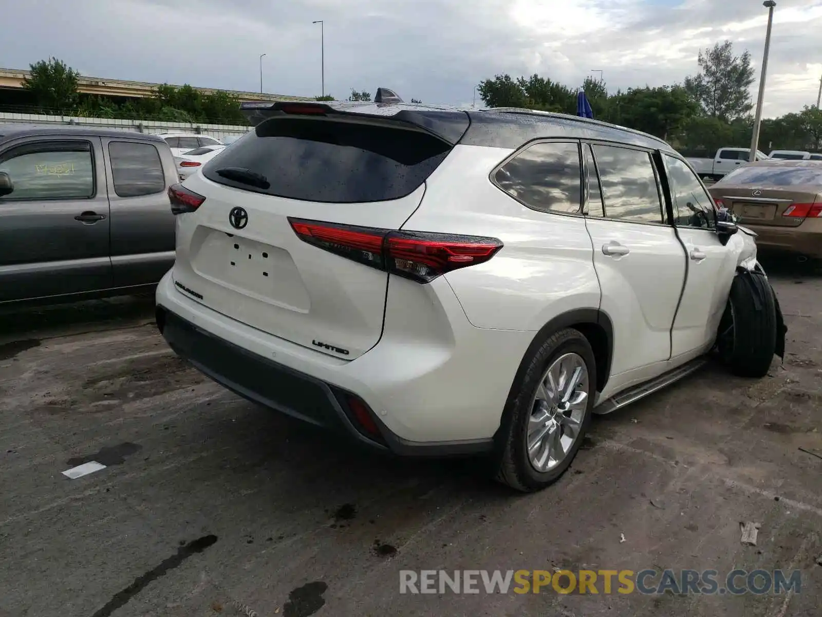 4 Photograph of a damaged car 5TDYZRAH3LS028121 TOYOTA HIGHLANDER 2020