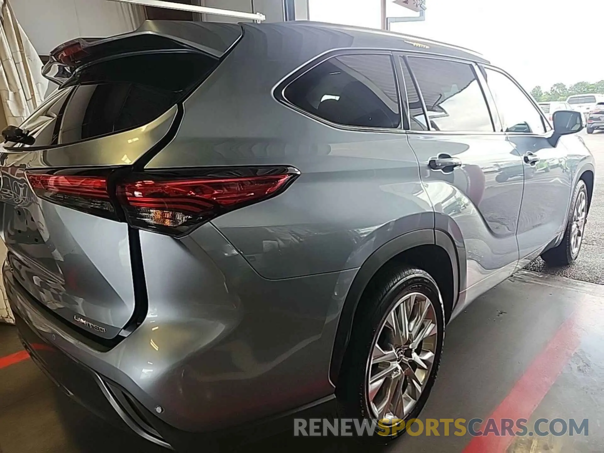17 Photograph of a damaged car 5TDYZRAH4LS003292 TOYOTA HIGHLANDER 2020
