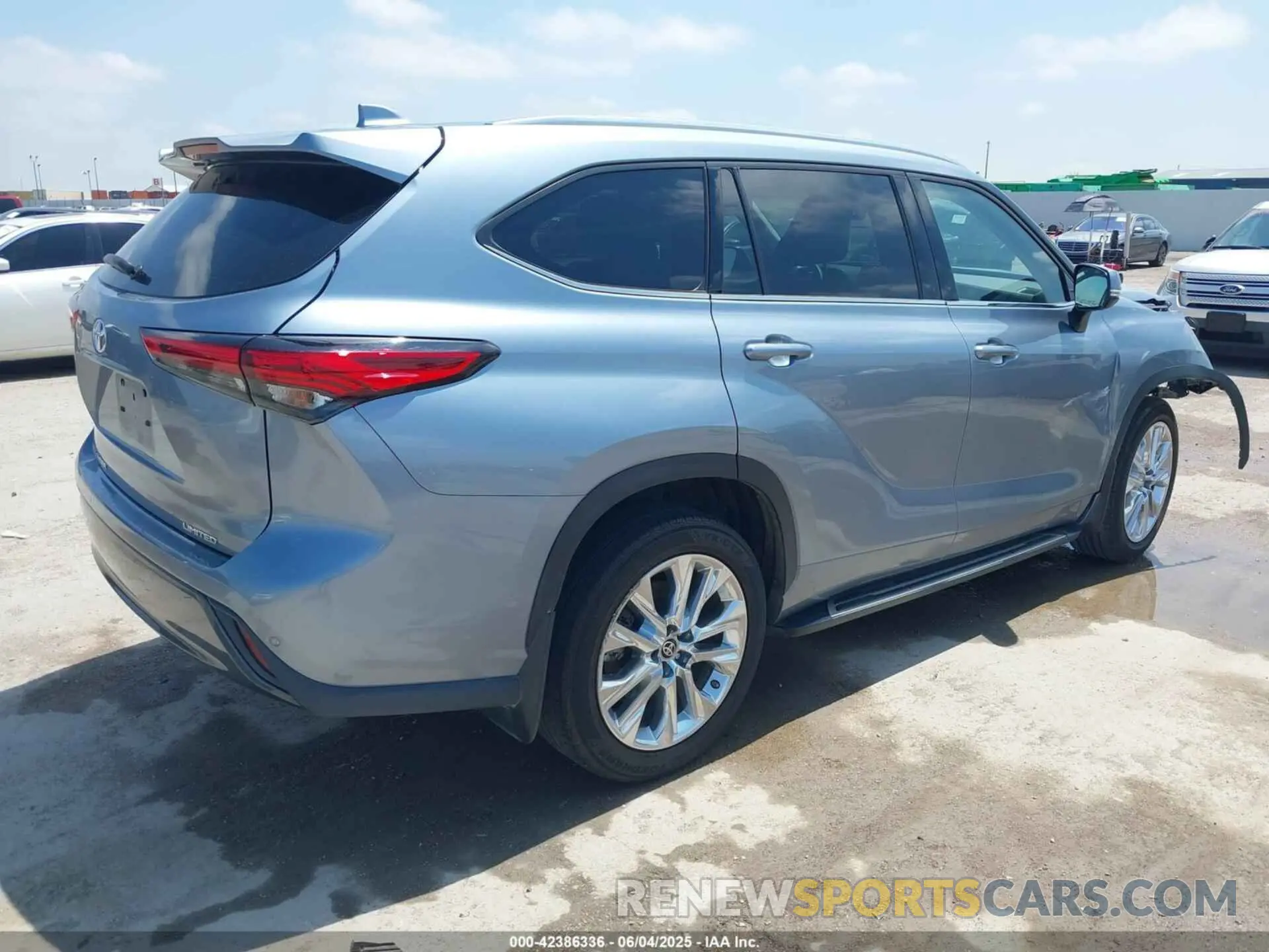 4 Photograph of a damaged car 5TDYZRAH4LS030122 TOYOTA HIGHLANDER 2020