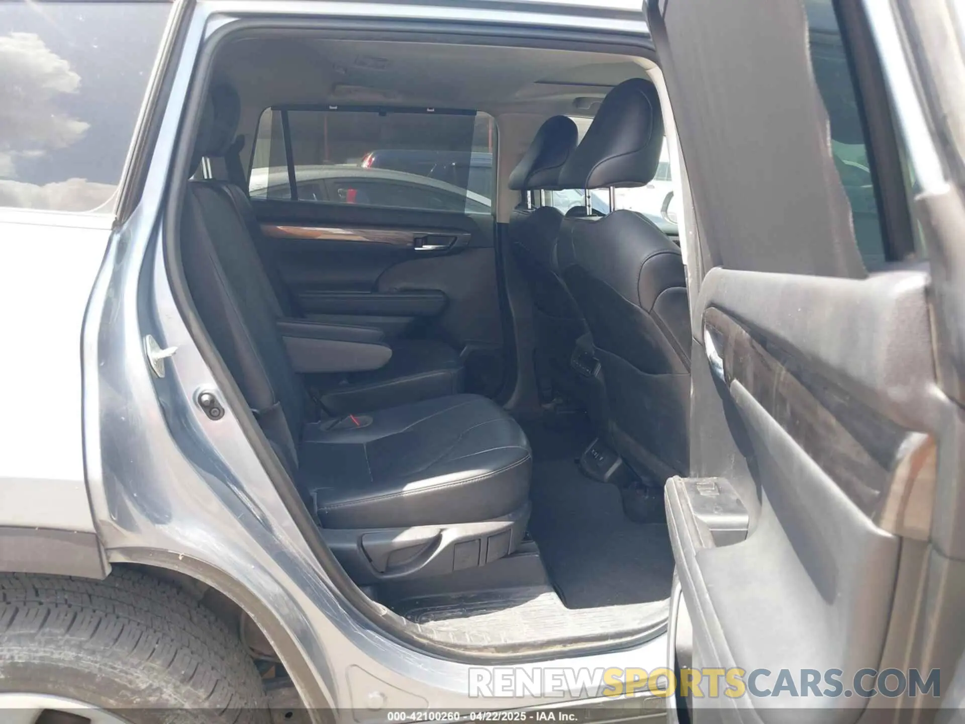 8 Photograph of a damaged car 5TDYZRAH7LS027649 TOYOTA HIGHLANDER 2020