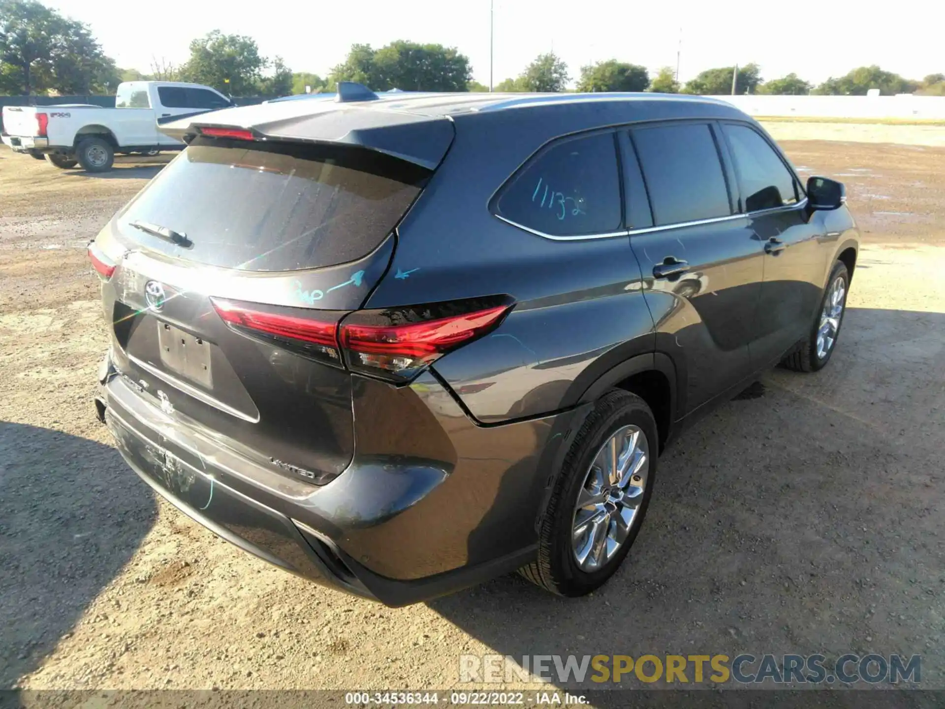 4 Photograph of a damaged car 5TDYZRAH7LS028574 TOYOTA HIGHLANDER 2020