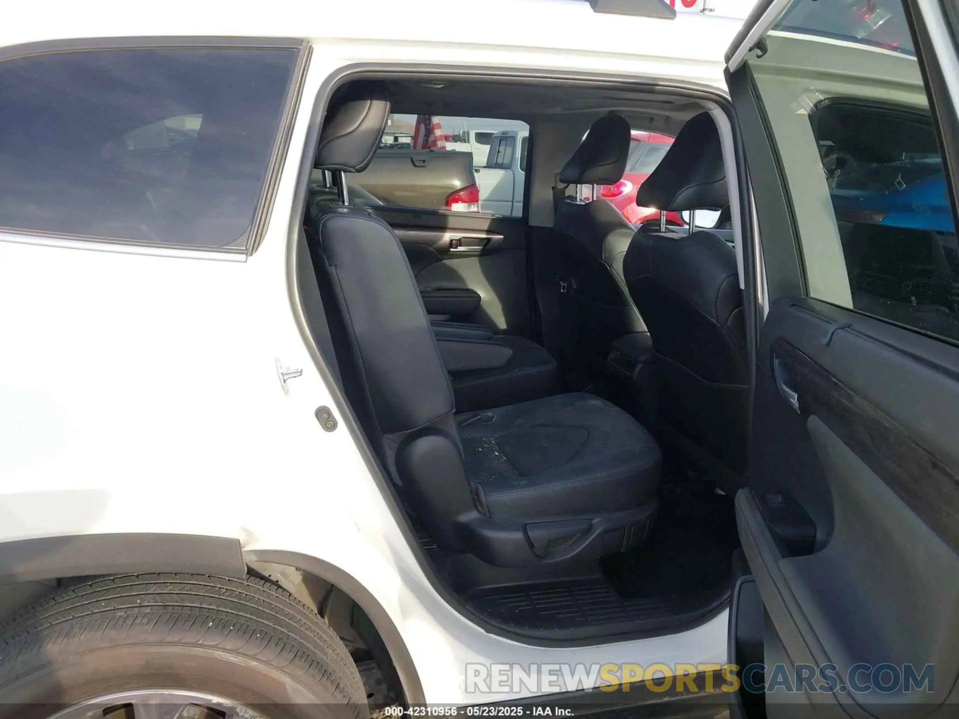 8 Photograph of a damaged car 5TDYZRAH9LS029483 TOYOTA HIGHLANDER 2020
