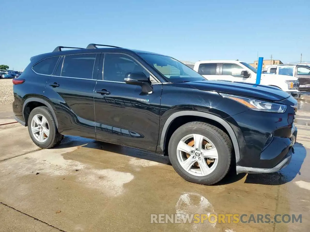 4 Photograph of a damaged car 5TDZARAH0LS501159 TOYOTA HIGHLANDER 2020