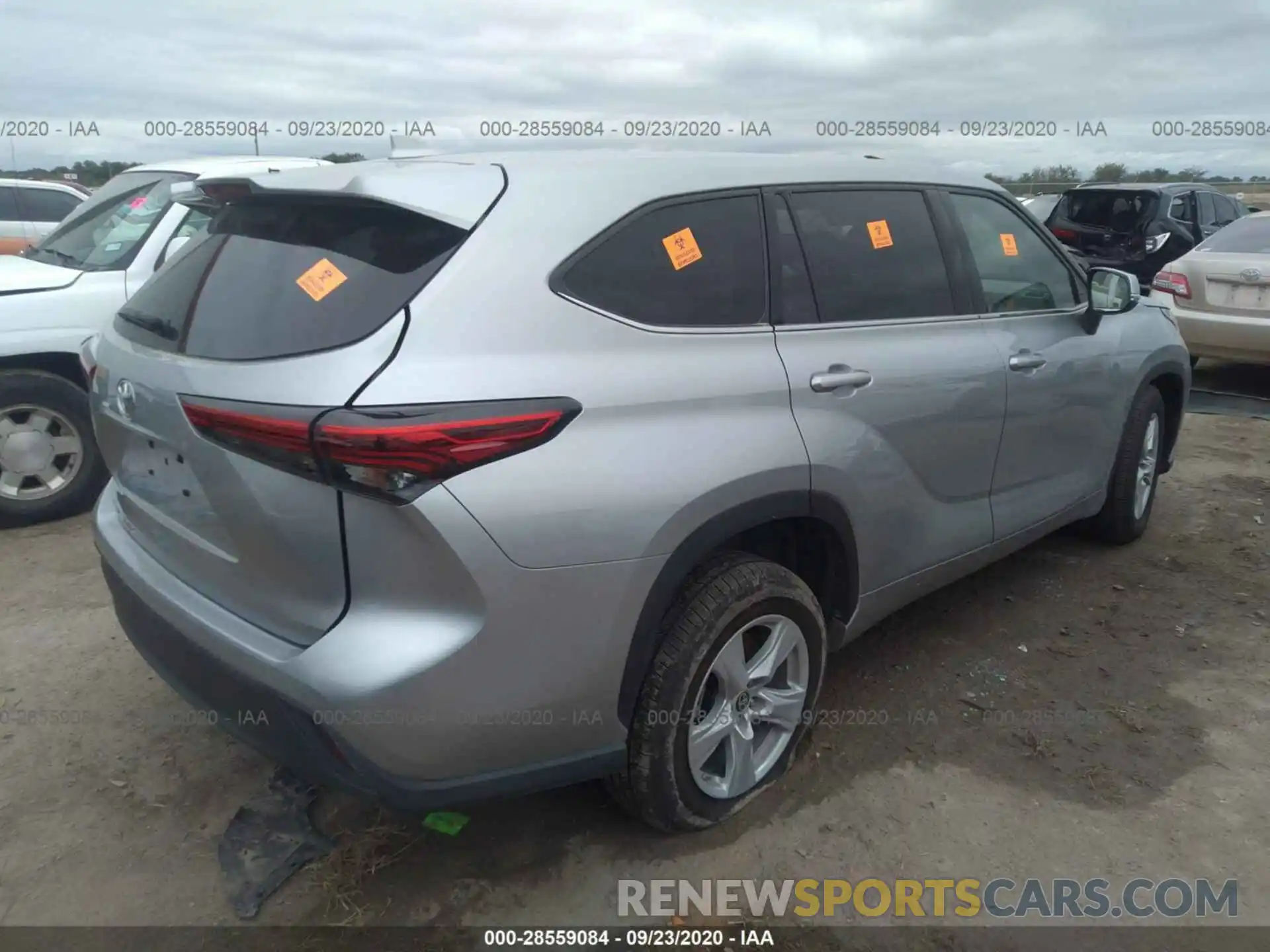 4 Photograph of a damaged car 5TDZZRAH0LS001429 TOYOTA HIGHLANDER 2020