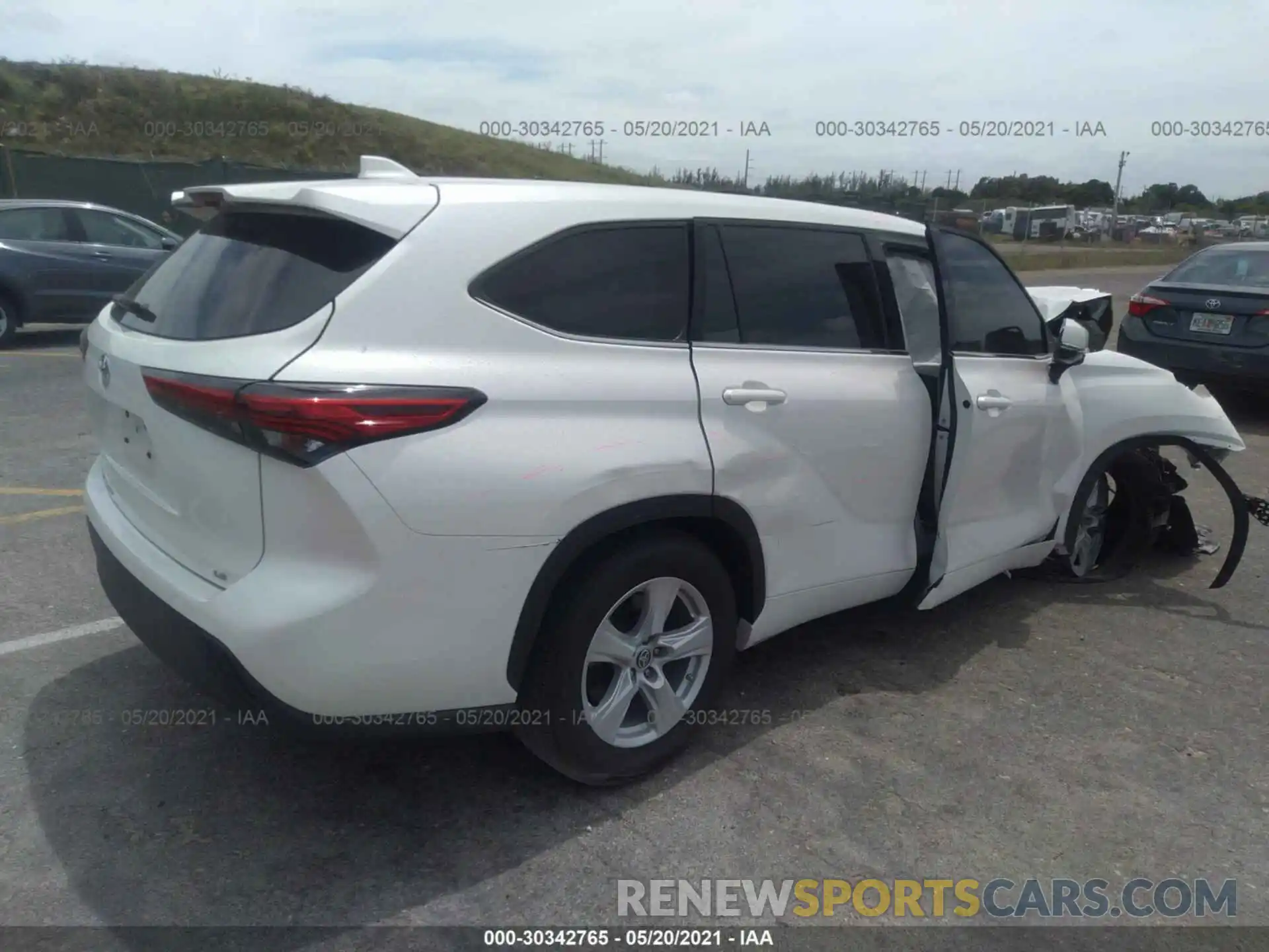 4 Photograph of a damaged car 5TDZZRAH0LS501655 TOYOTA HIGHLANDER 2020