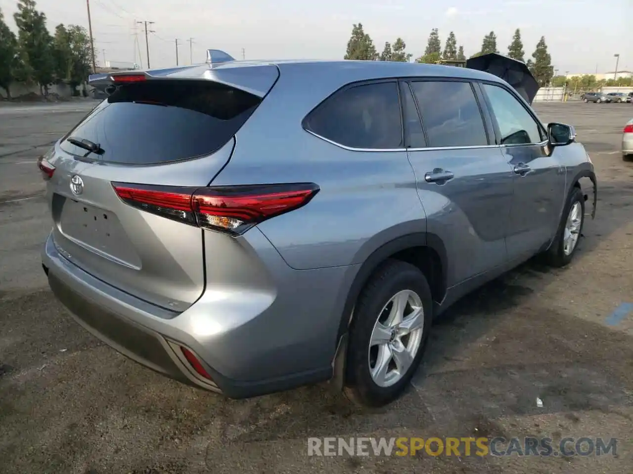 4 Photograph of a damaged car 5TDZZRAH1LS008289 TOYOTA HIGHLANDER 2020