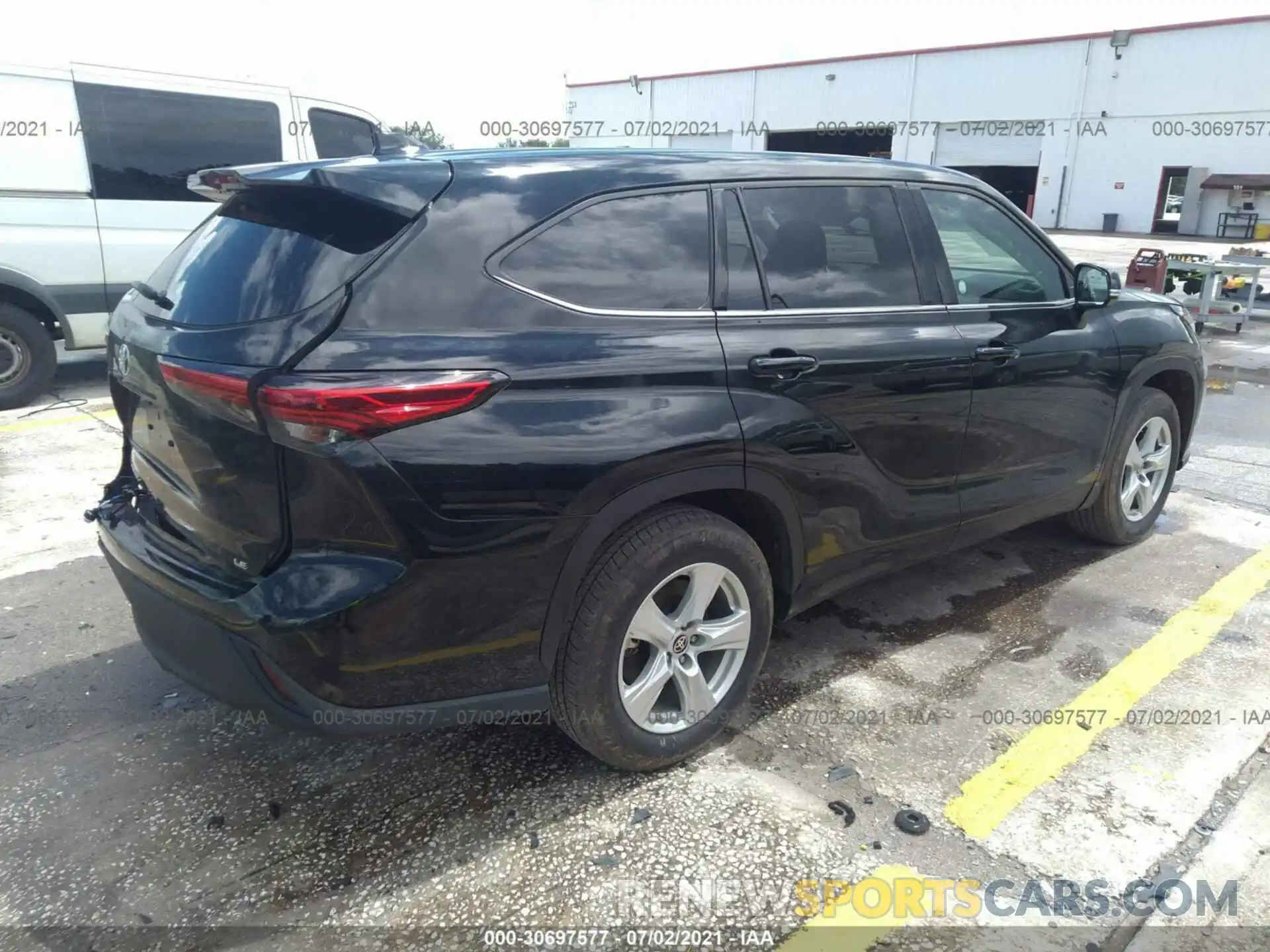 4 Photograph of a damaged car 5TDZZRAH5LS500064 TOYOTA HIGHLANDER 2020