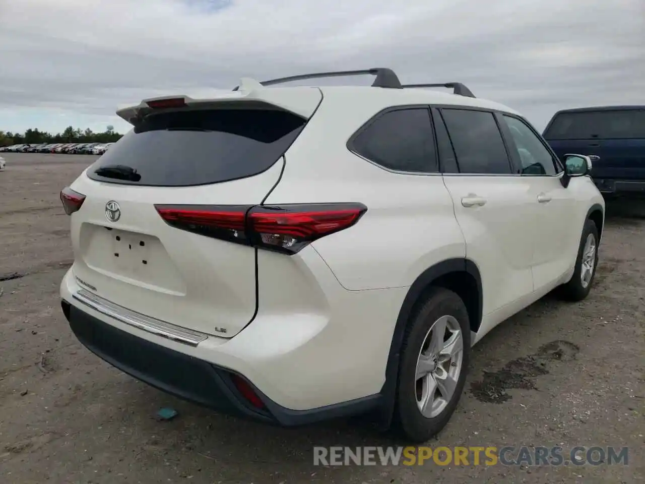 4 Photograph of a damaged car 5TDZZRAH6LS001547 TOYOTA HIGHLANDER 2020