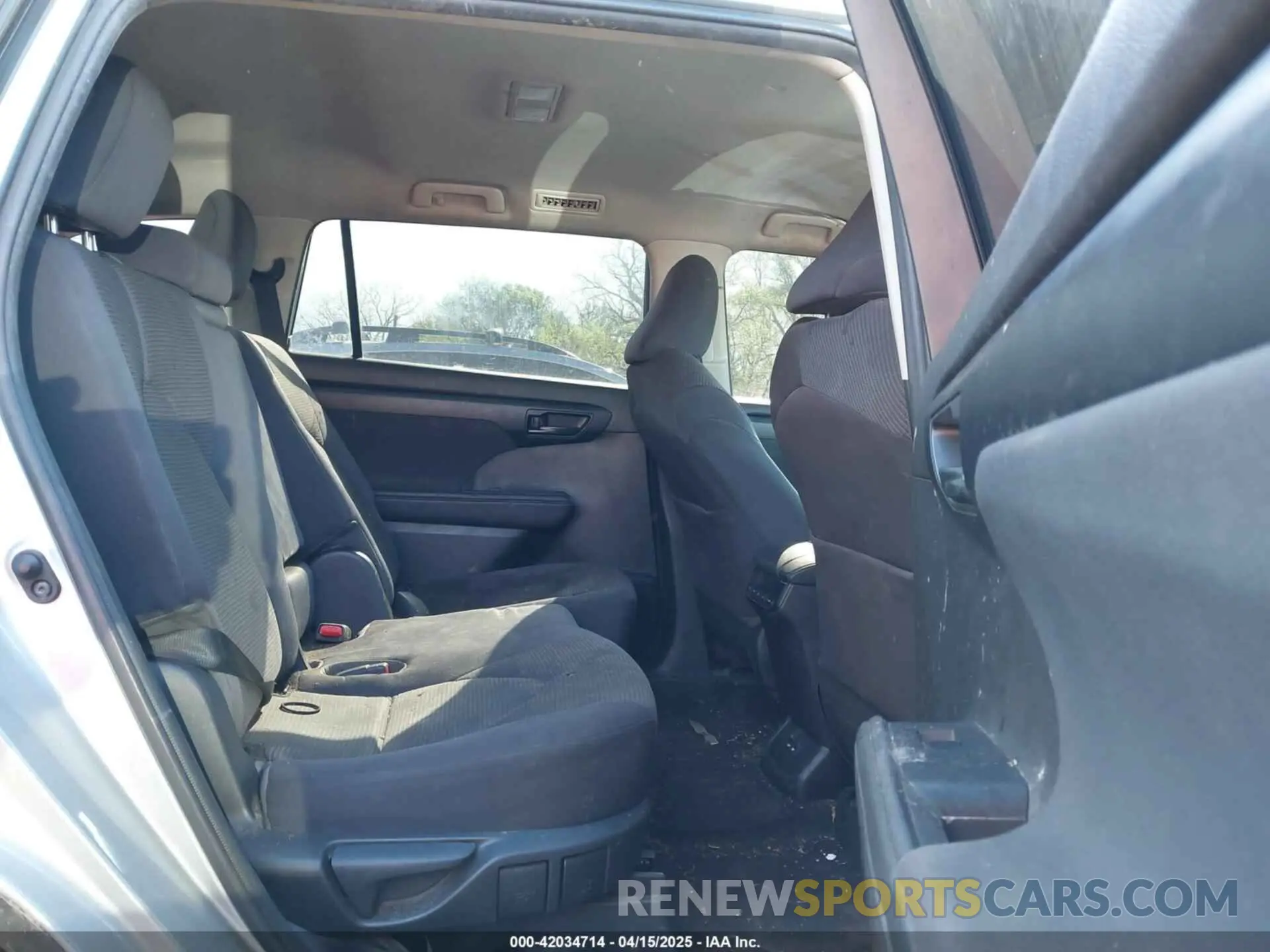 8 Photograph of a damaged car 5TDZZRAH6LS027761 TOYOTA HIGHLANDER 2020