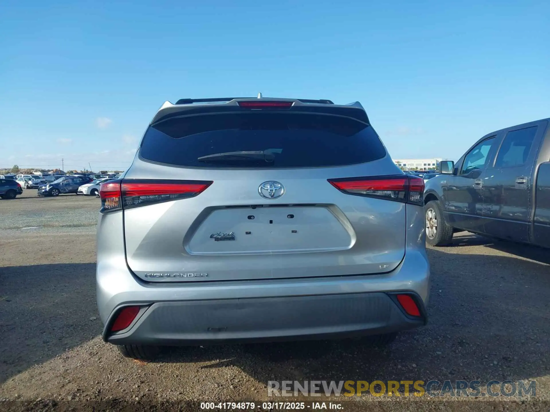 17 Photograph of a damaged car 5TDZZRAH6LS500736 TOYOTA HIGHLANDER 2020